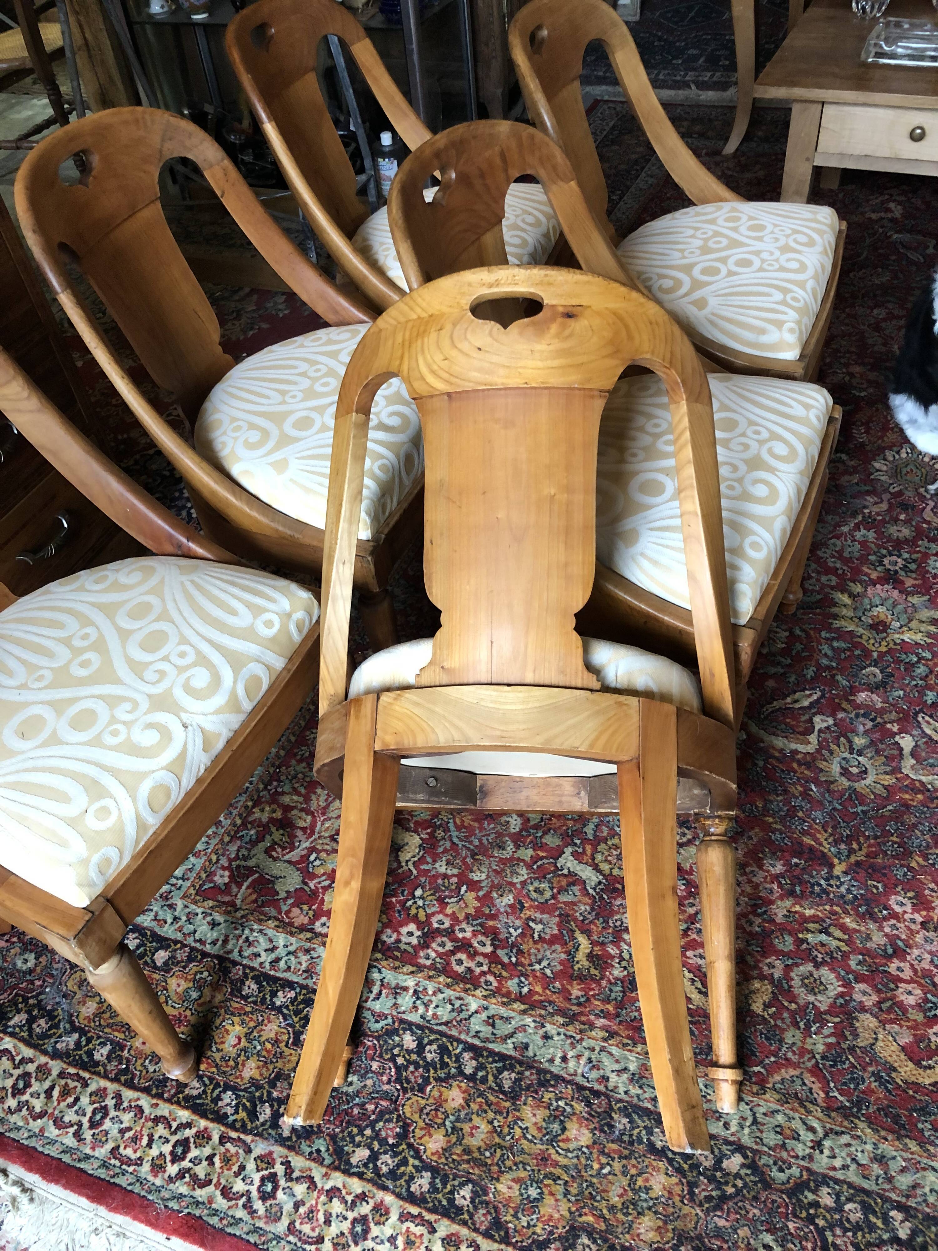 Series of 6 Gondola Chairs in blond mahogany