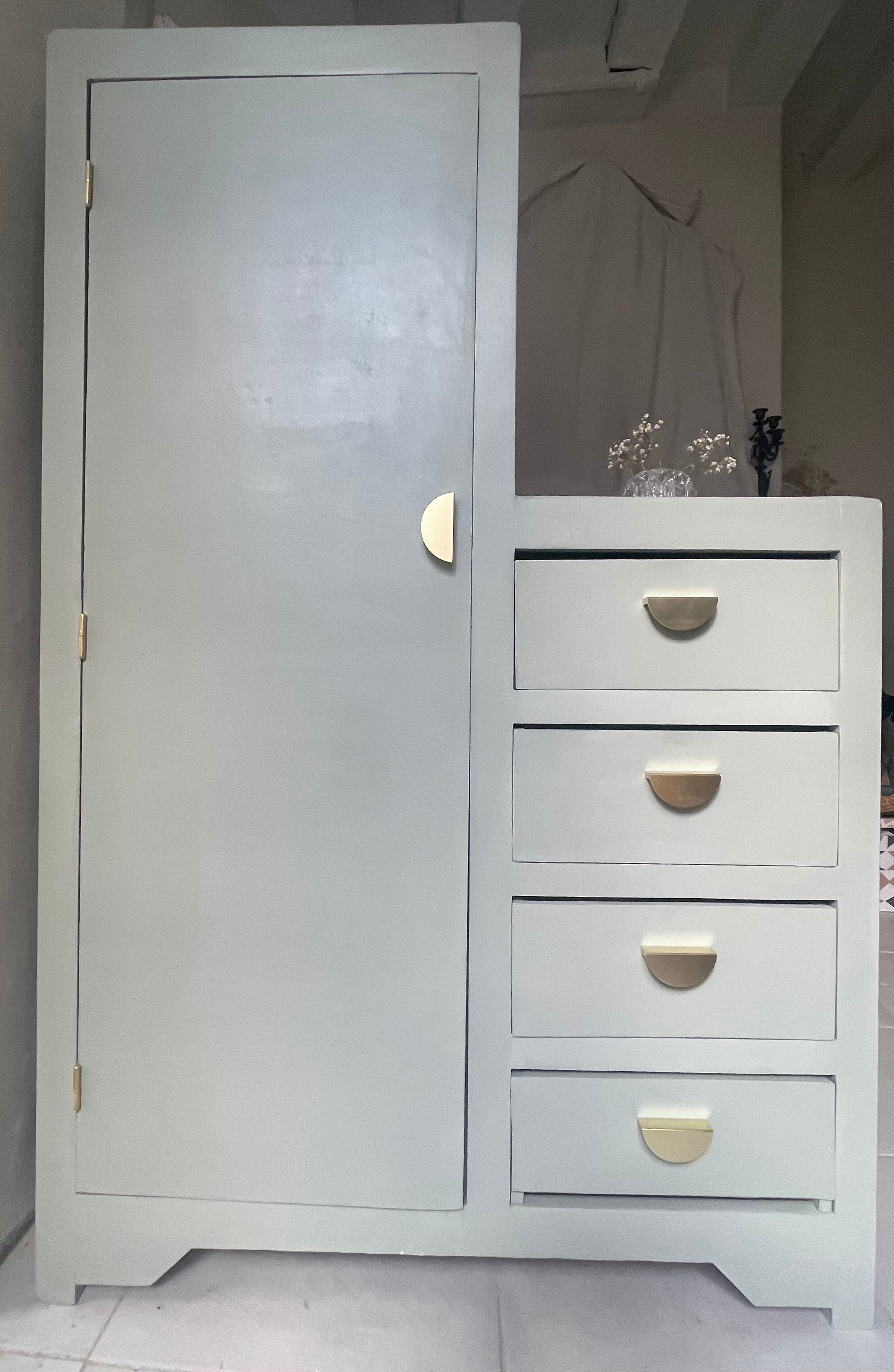 Asymmetrical cabinet