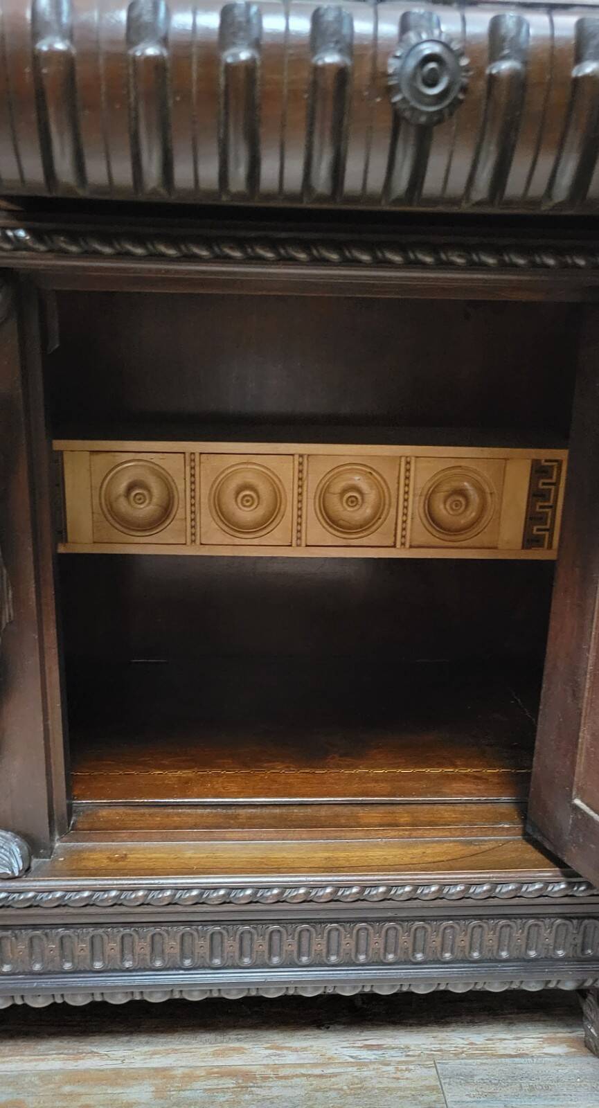 Buffet cabinet style Renaissance a caches secretes en noyer et orme époque