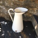 Broc de toilette ancien en tole émaillée blanche