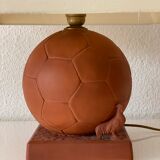 Lampe ballon de football et coq en terre cuite des années 80