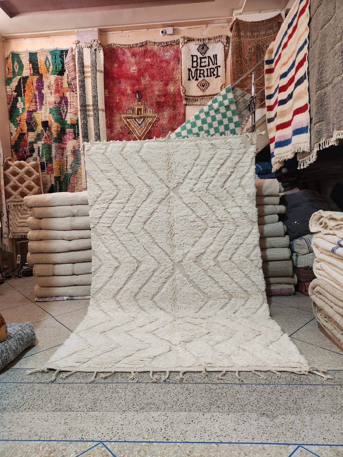 Large Moroccan Berber rug Beni Ouarain 300 x 200 cm – Cream wool with patterns