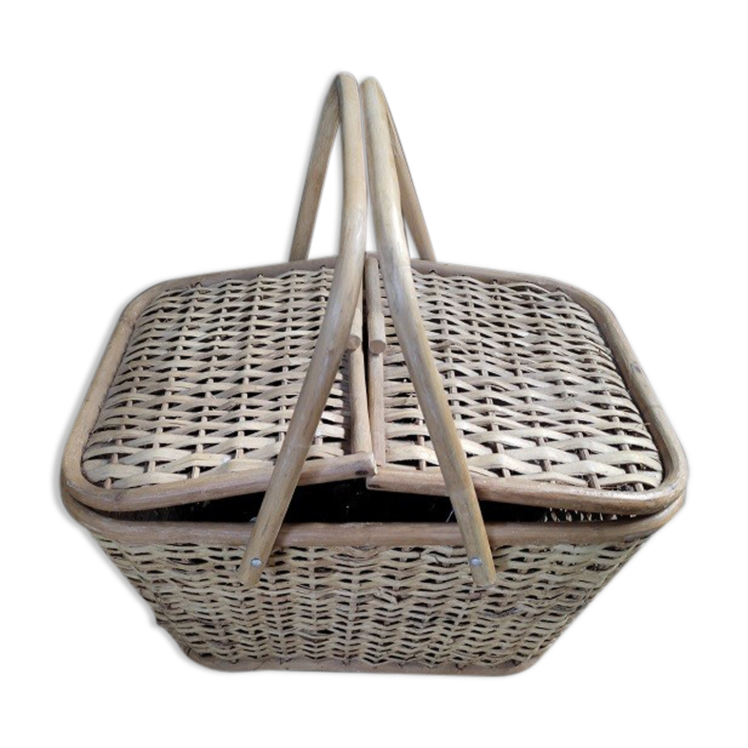 Basket wicker picnic camping hiking plate covered