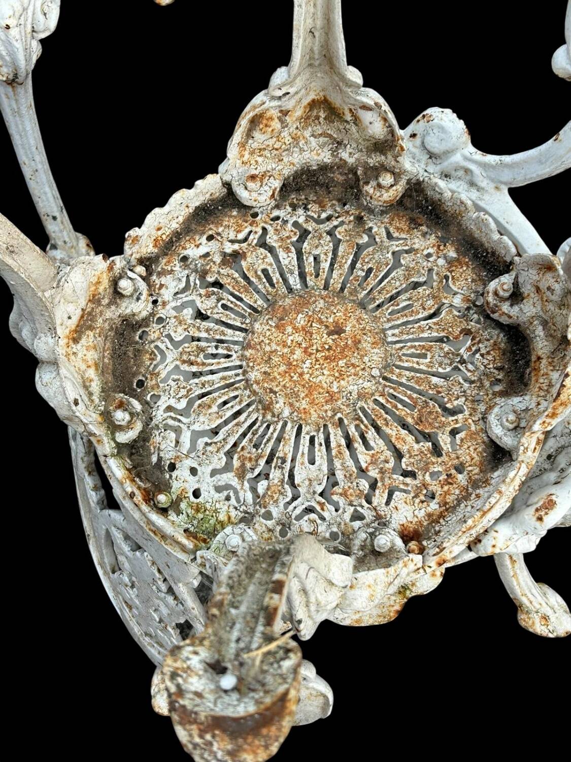 Suite de quatre chaises de jardin en fonte de style Victorien vers 190