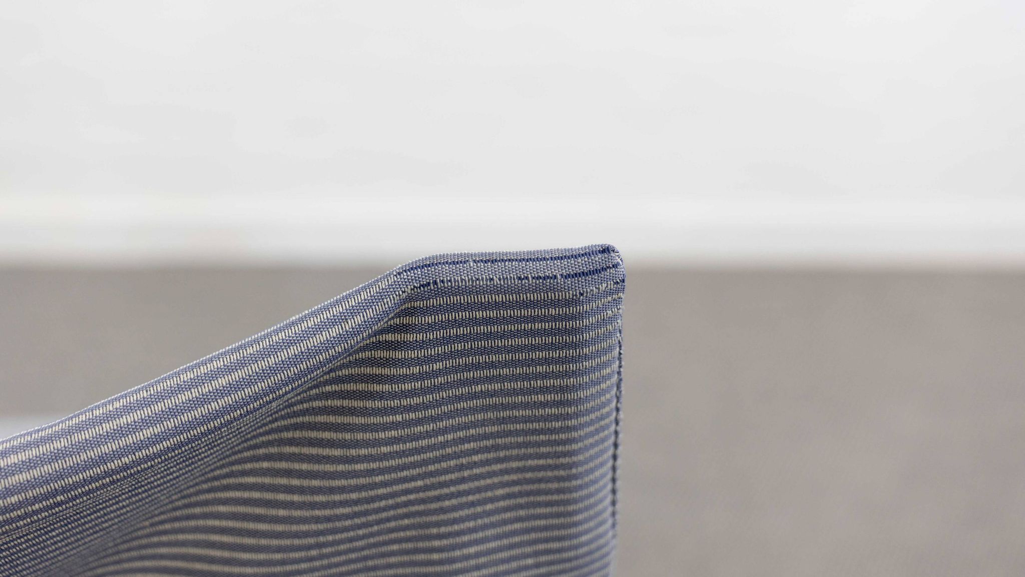 Fauteuil zen avec repose-pieds par claude brisson pour ligne roset