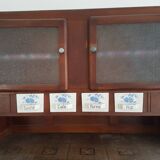 Buffet avec casiers à épices