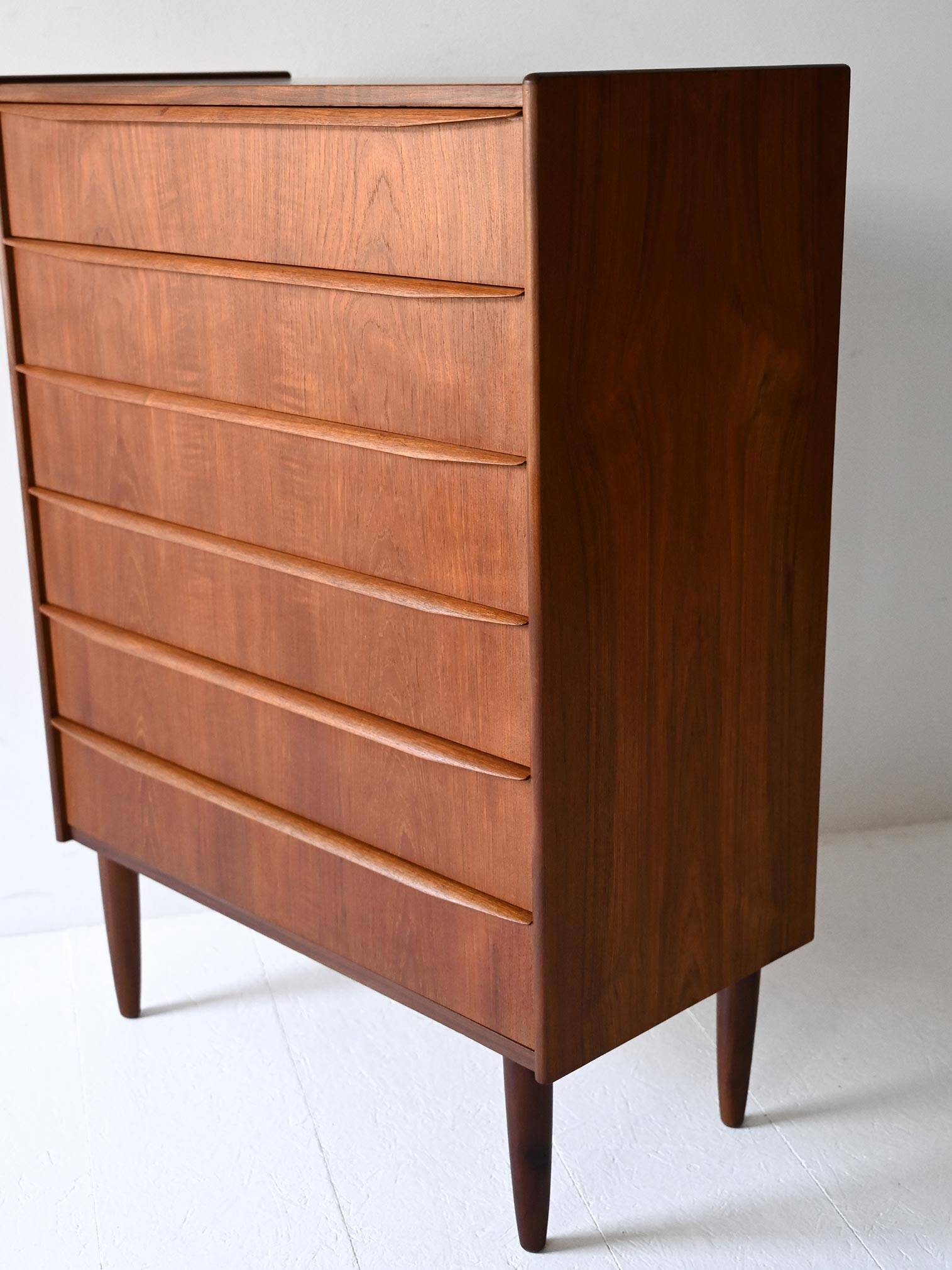 Commode scandinave vintage avec poignées sculptées