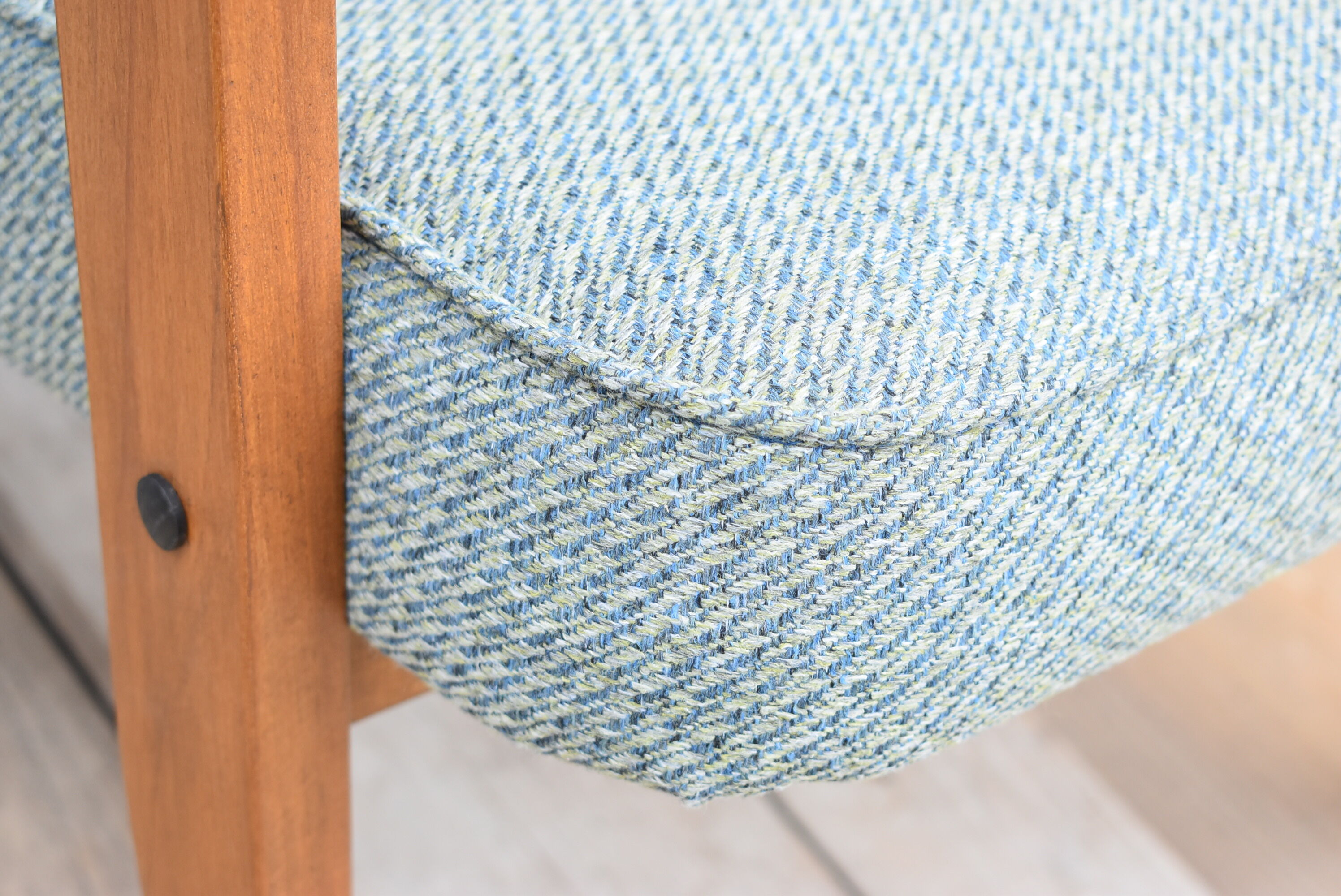 Fauteuil restauré vintage, années 60, conçu par J.Chierowski, tissu vert