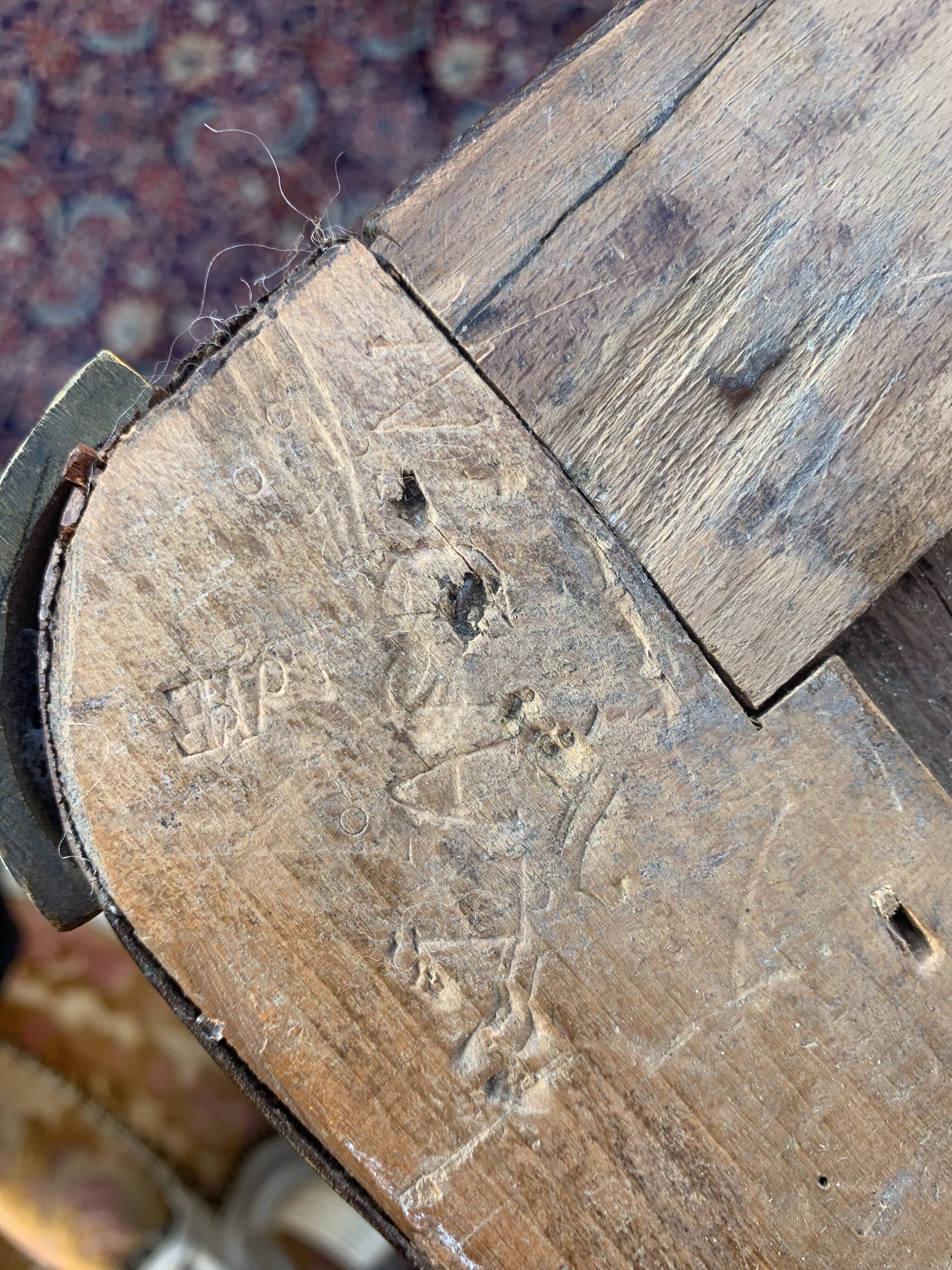 Commode galbée en marqueterie d’époque transition