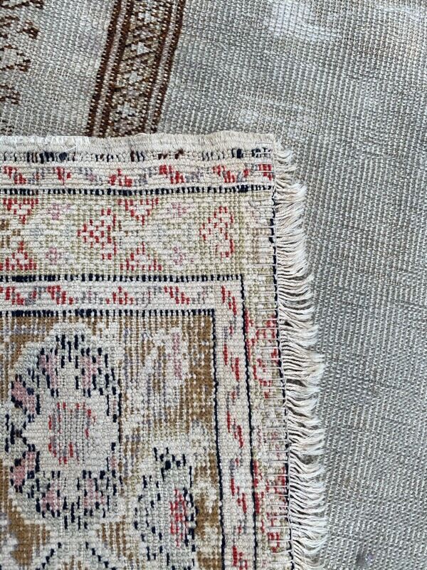 Ancient Turkish prayer rug ghyordes 122x145 cm