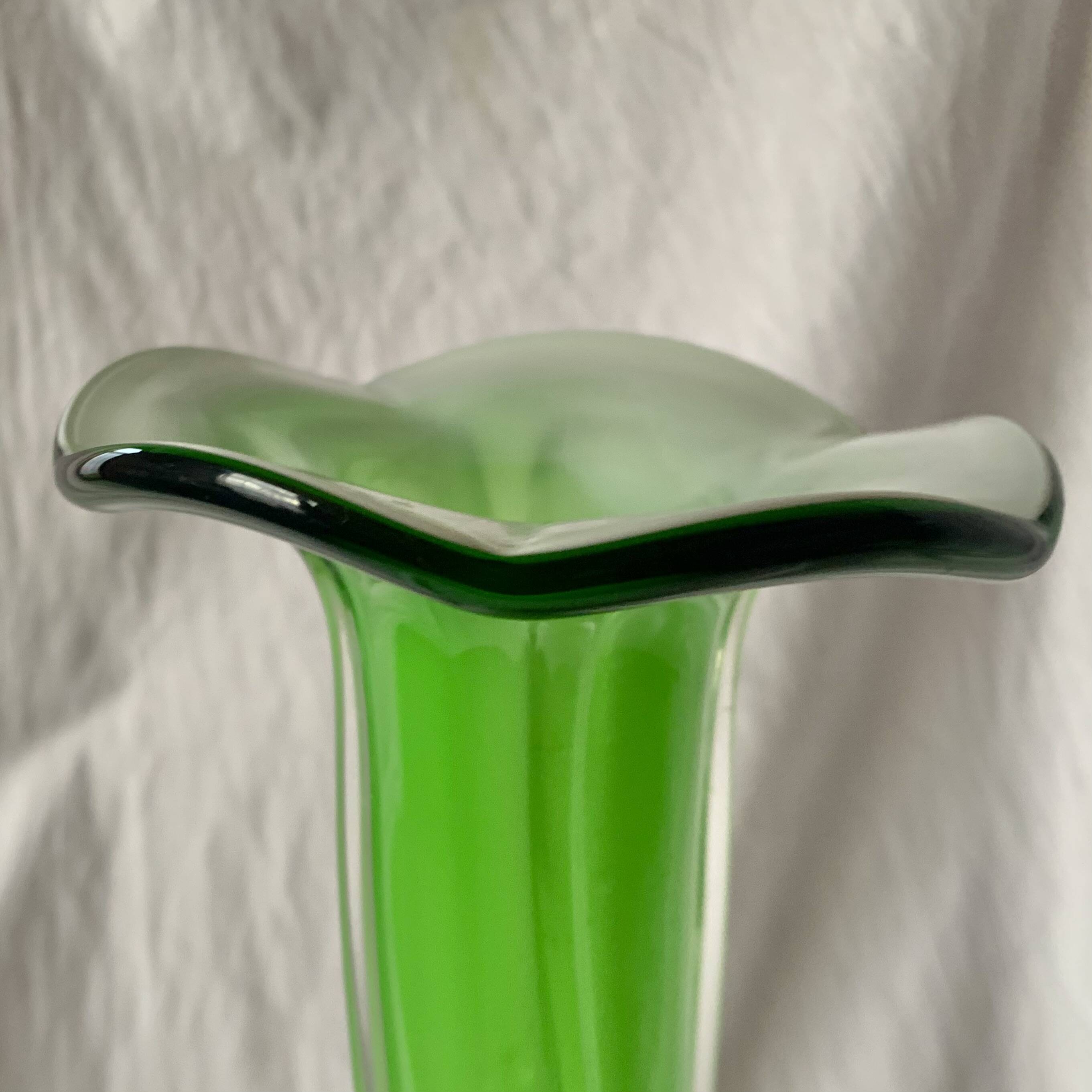 Vase soliflore vintage en verre soufflé vert - 43 cm