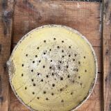 Assiette à faisselle auvergnate du 18 eme provencale