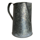 Vase pichet de jardin ancien en zinc plié