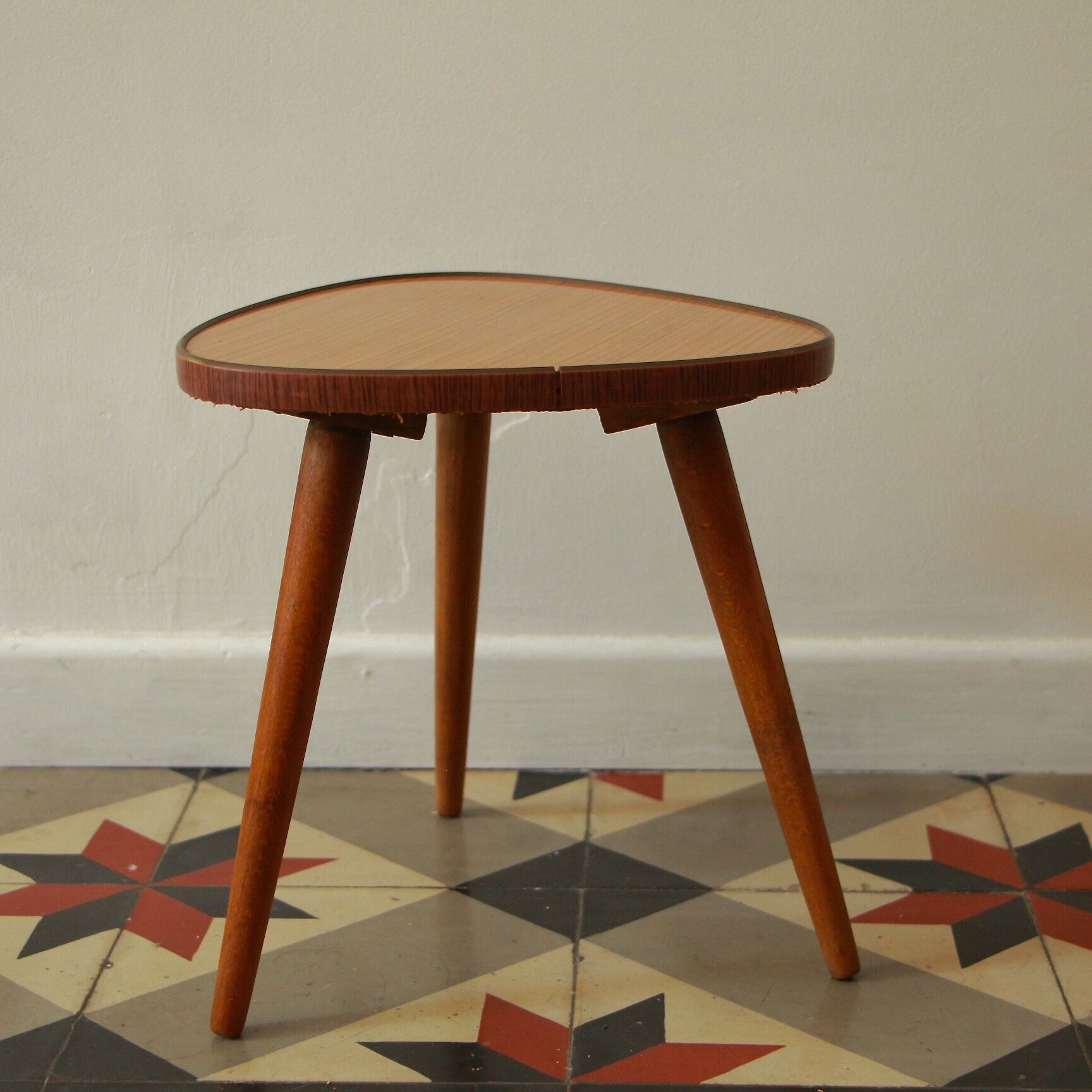 Formica tripod plant holder