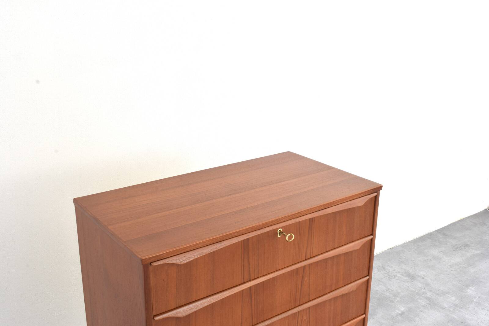 Commode en teck danois des années 1960.