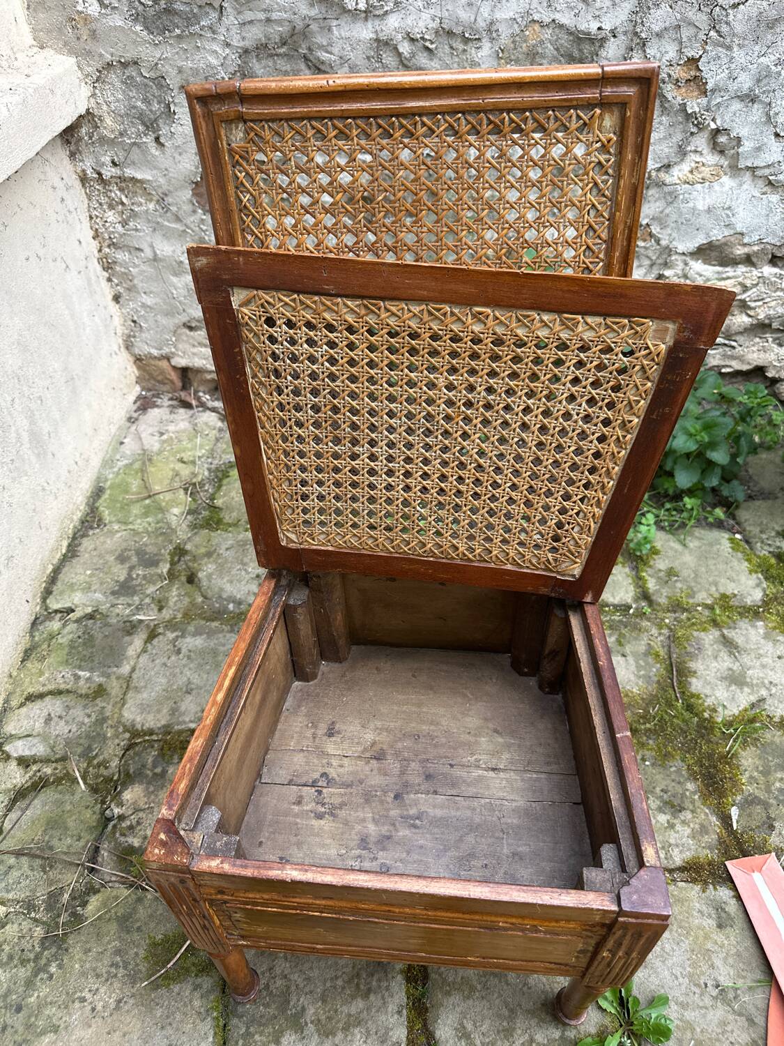 Chaise osier avec assise ouvrable