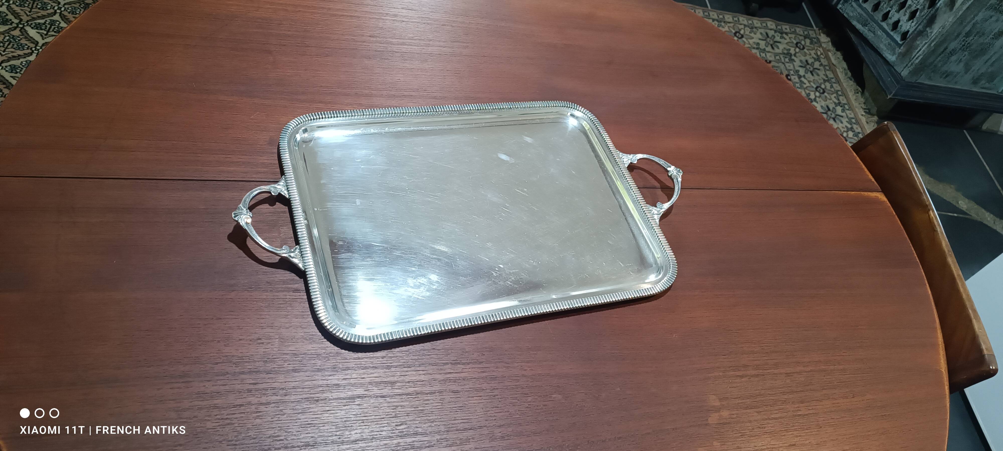Grand Plateau de service de forme en métal plaqué argent, mouluré et ciselé