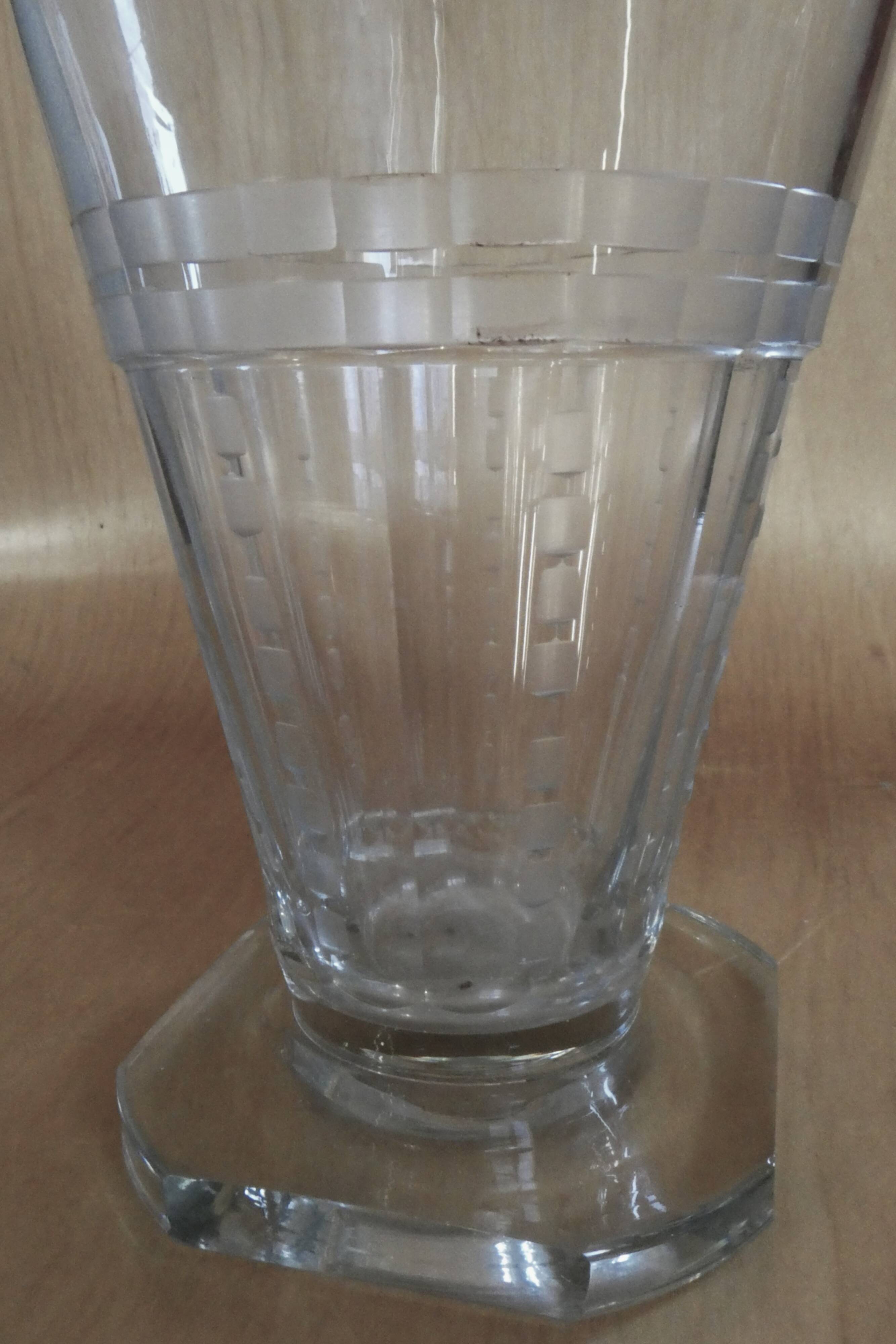 Elegant and refined Art Deco crystal carafe with a geometric design