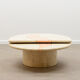 Table basse en travertin avec plateau pivotant.