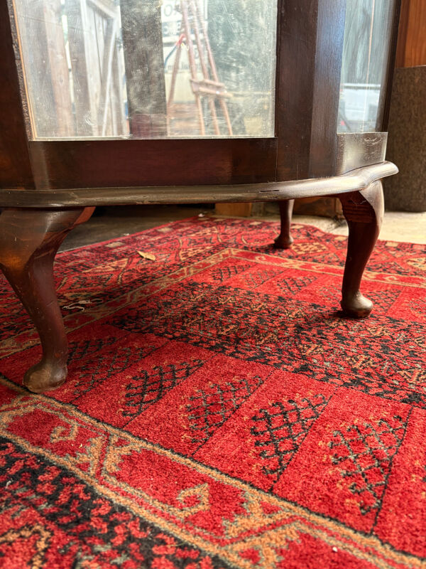 Vitrine anglaise en bois ancien - Pieds galbés & 3 étagères