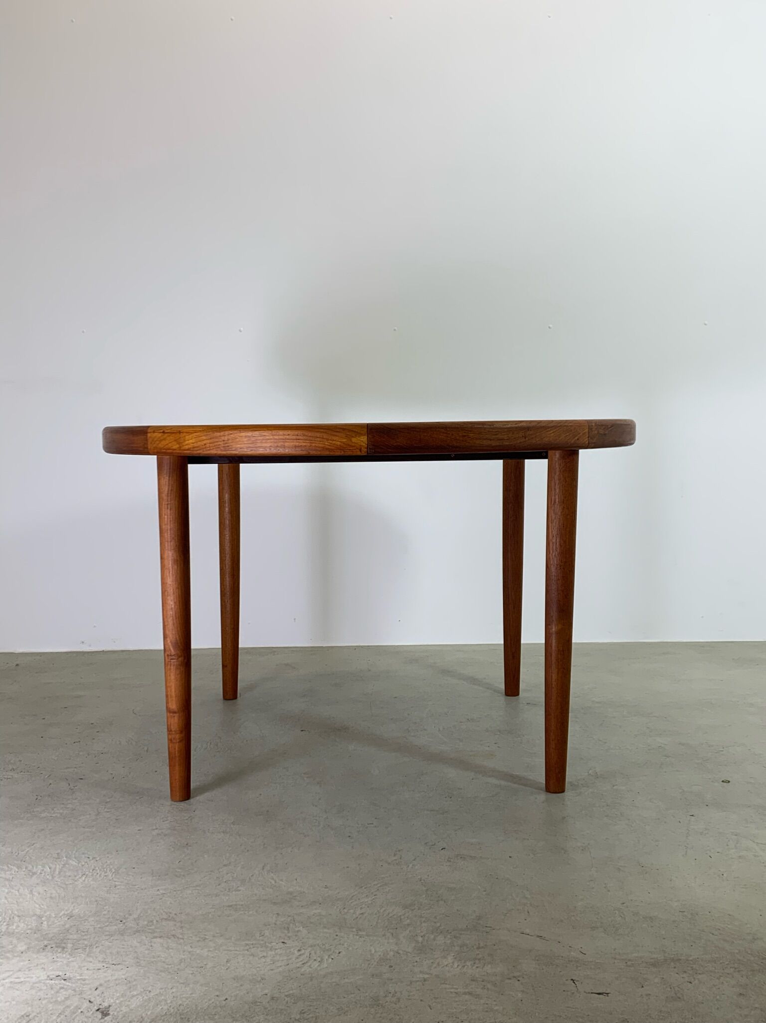 Round extending dining table in teak by Velje 1960s Denmark