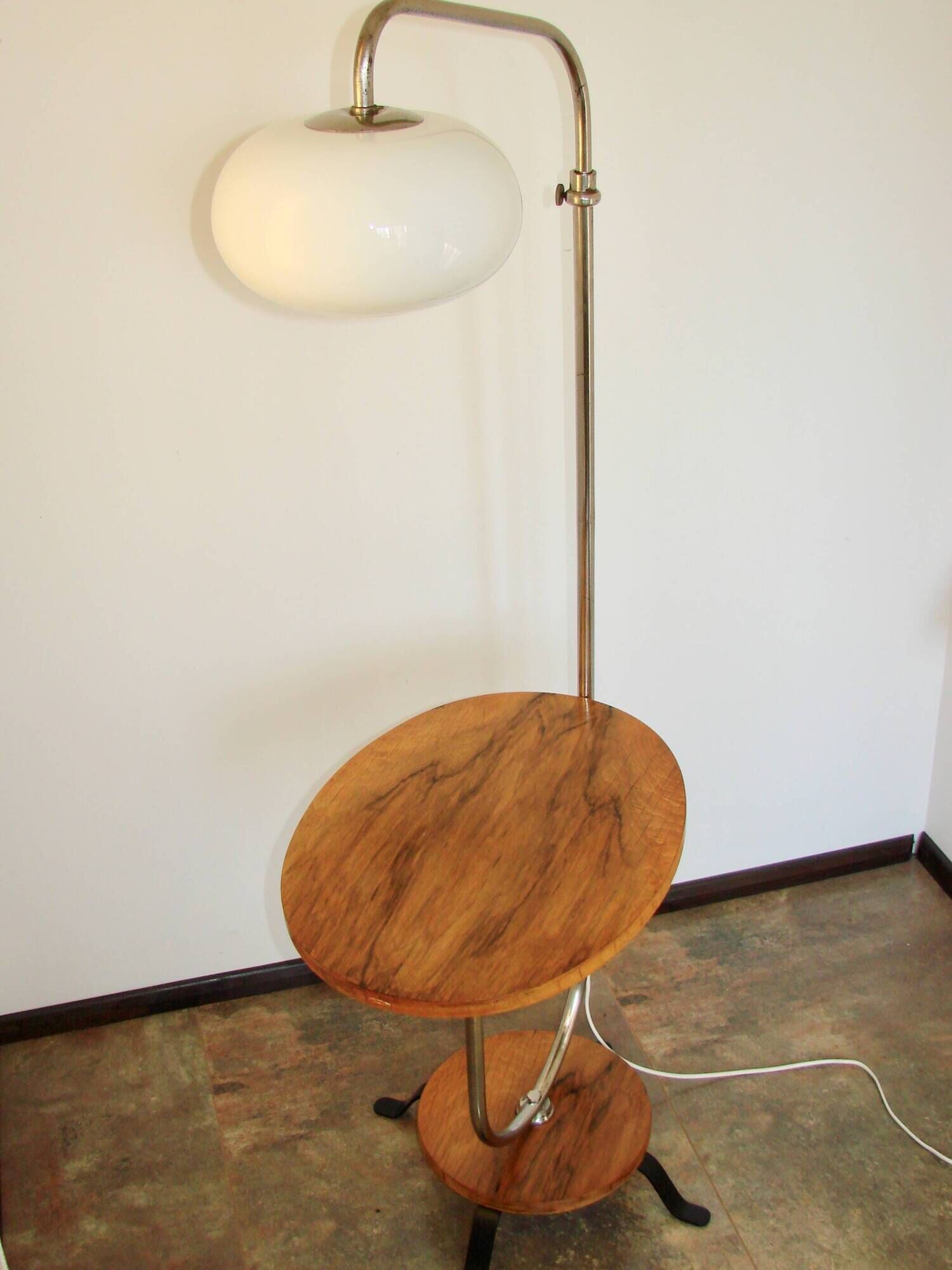 Une lampe sur pied avec une table d'appoint, années 1940.