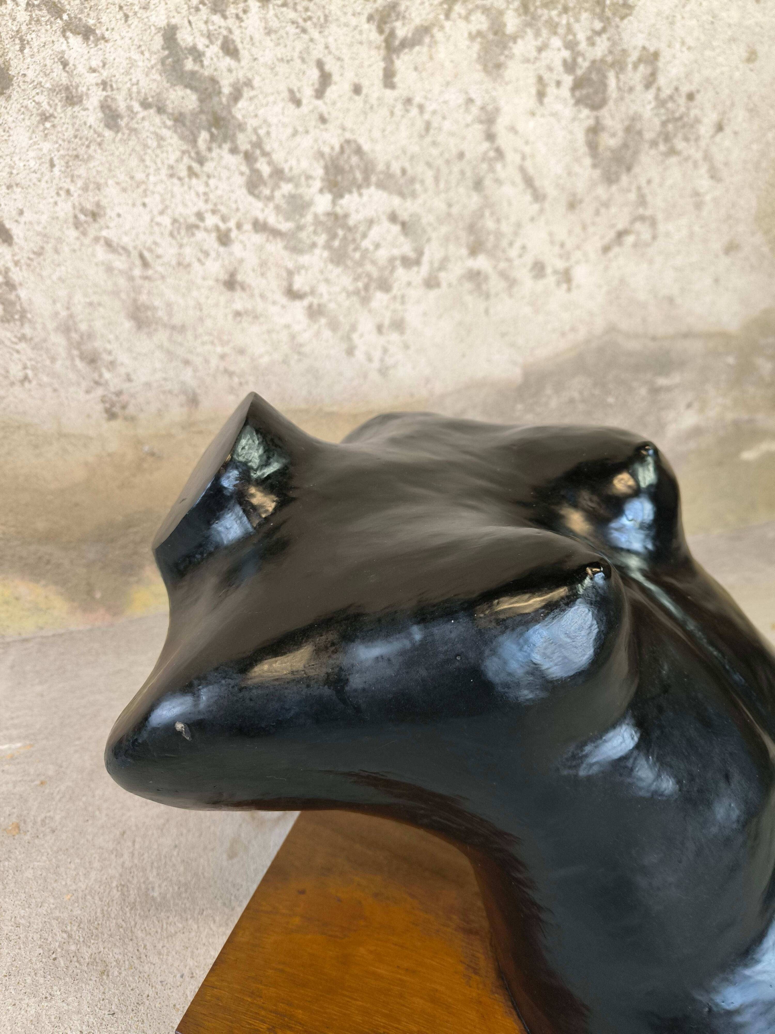 Sculpture buste féminin sur socle bois