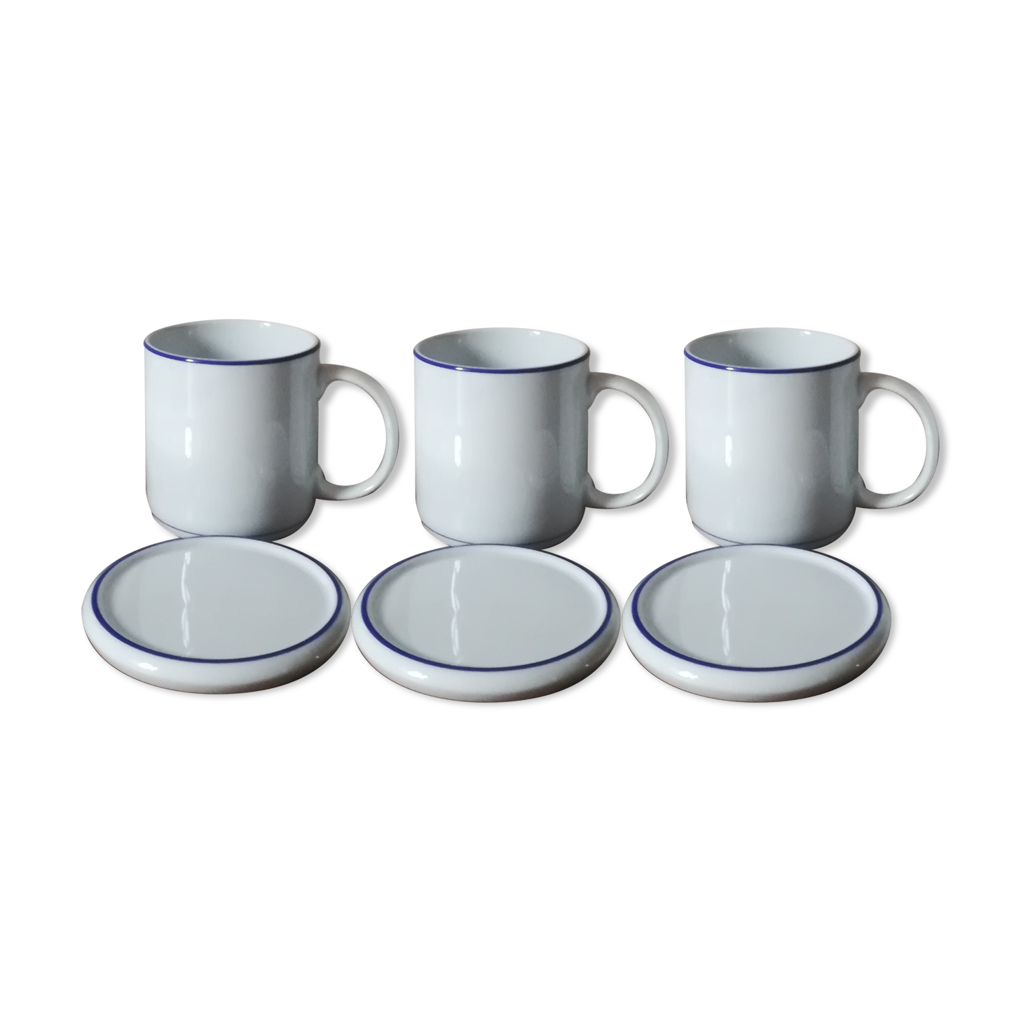 3 mugs and thei plate