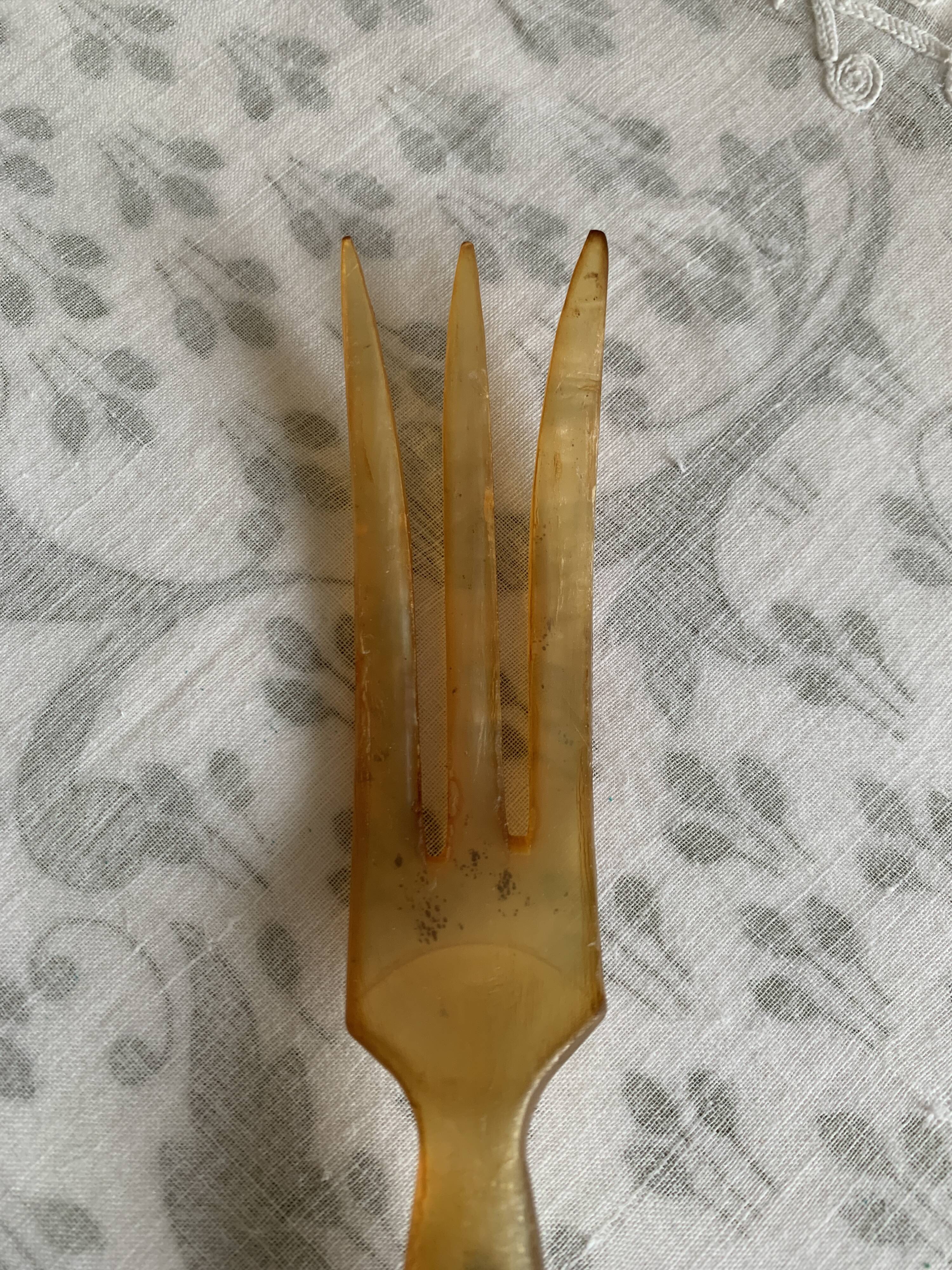 Couverts à salade en corne et métal ciselé années 1920