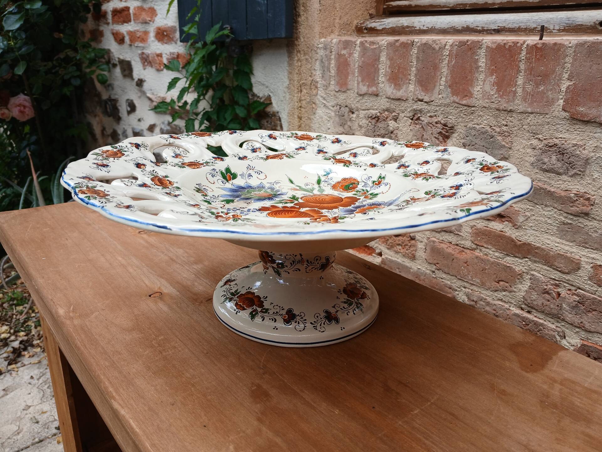 Compotier/ coupe ancienne en faïence ajourée