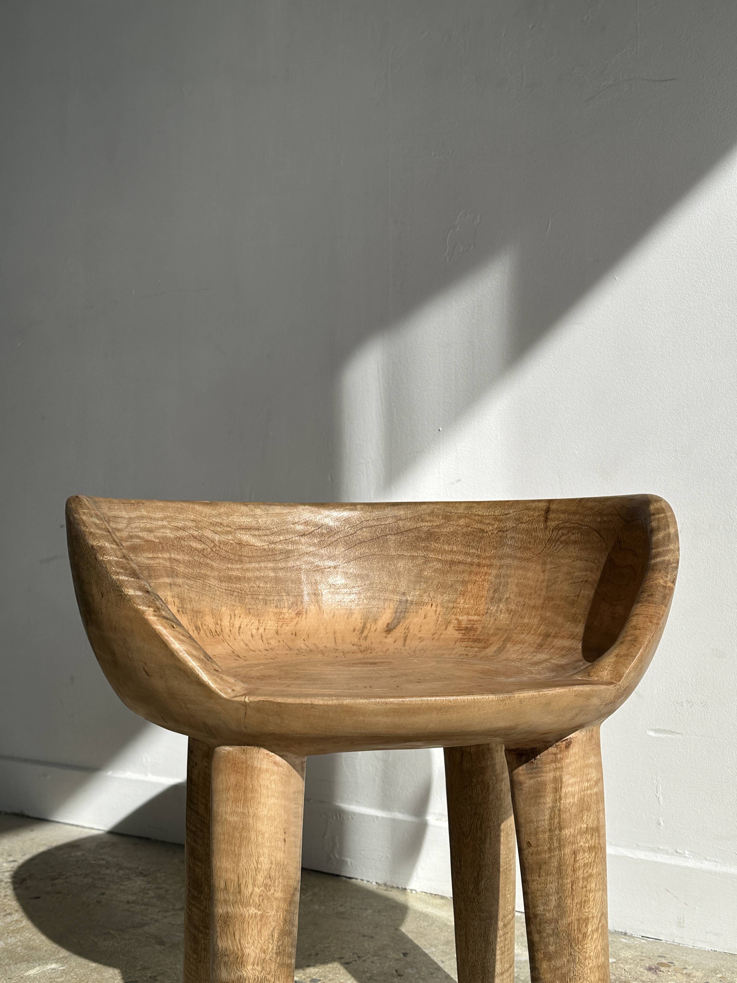 Quadripod chair with round seat and small back in natural monoxyl mango wood