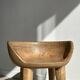 Chaise quadripode assise ronde à petit dossier en manguier naturel monoxyle