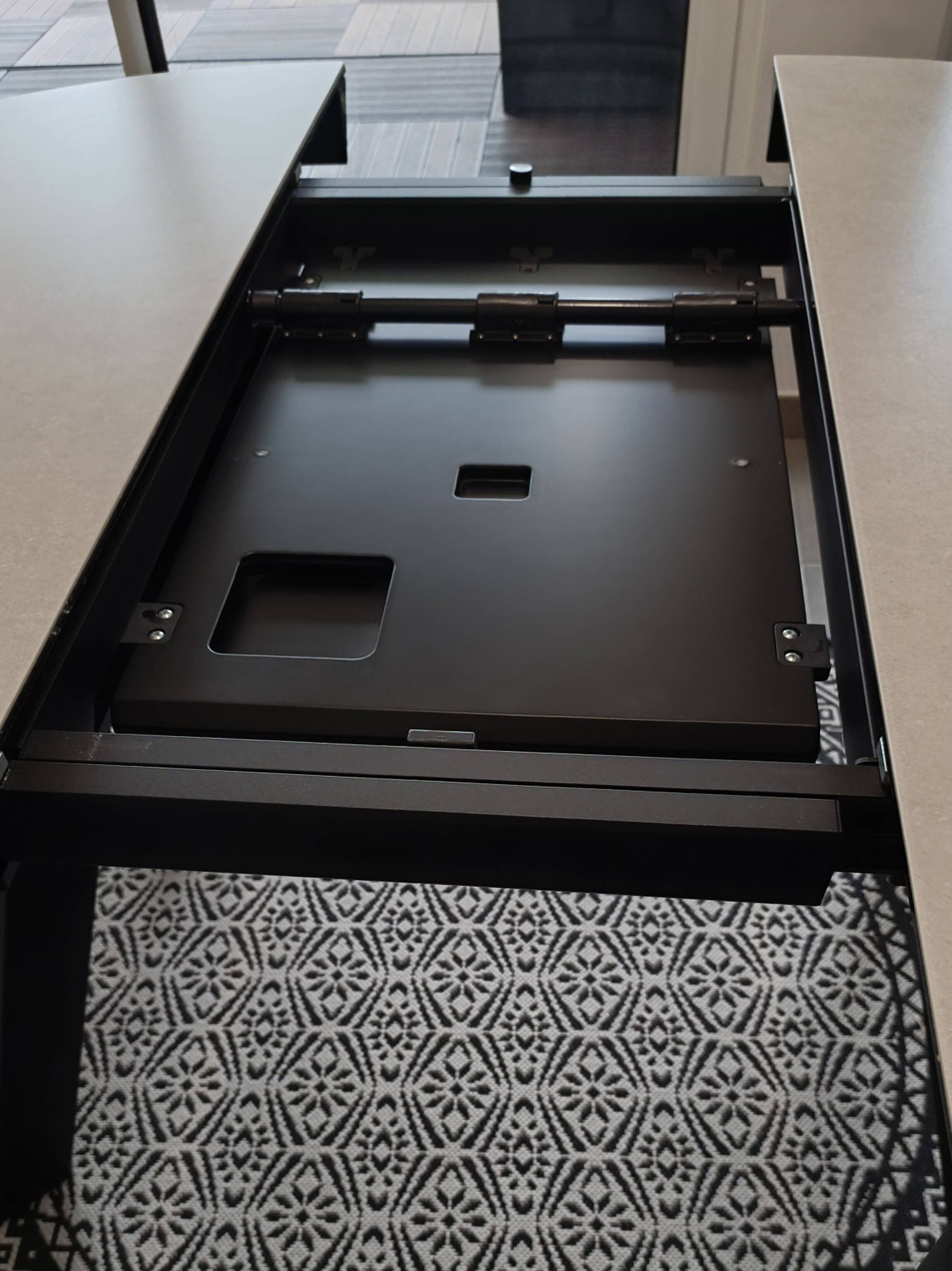 Round dining table (diam. 125 cm) in ceramic