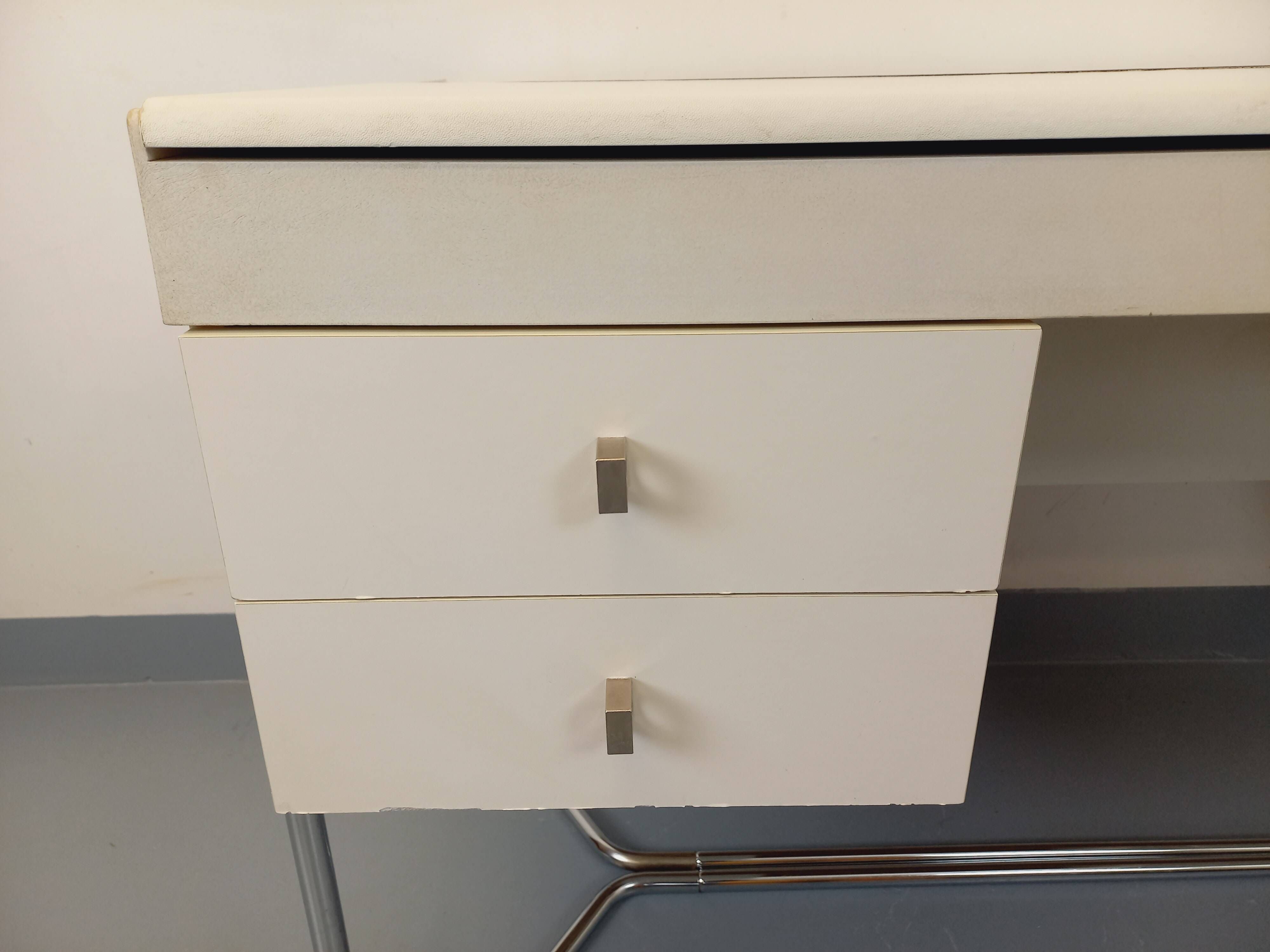 Vintage Bauhaus style desk in melamine and chrome metal from the 1970s.