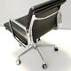 Chaise en cuir noir postmoderne avec coussin souple Charles & Ray Eames pour ICF