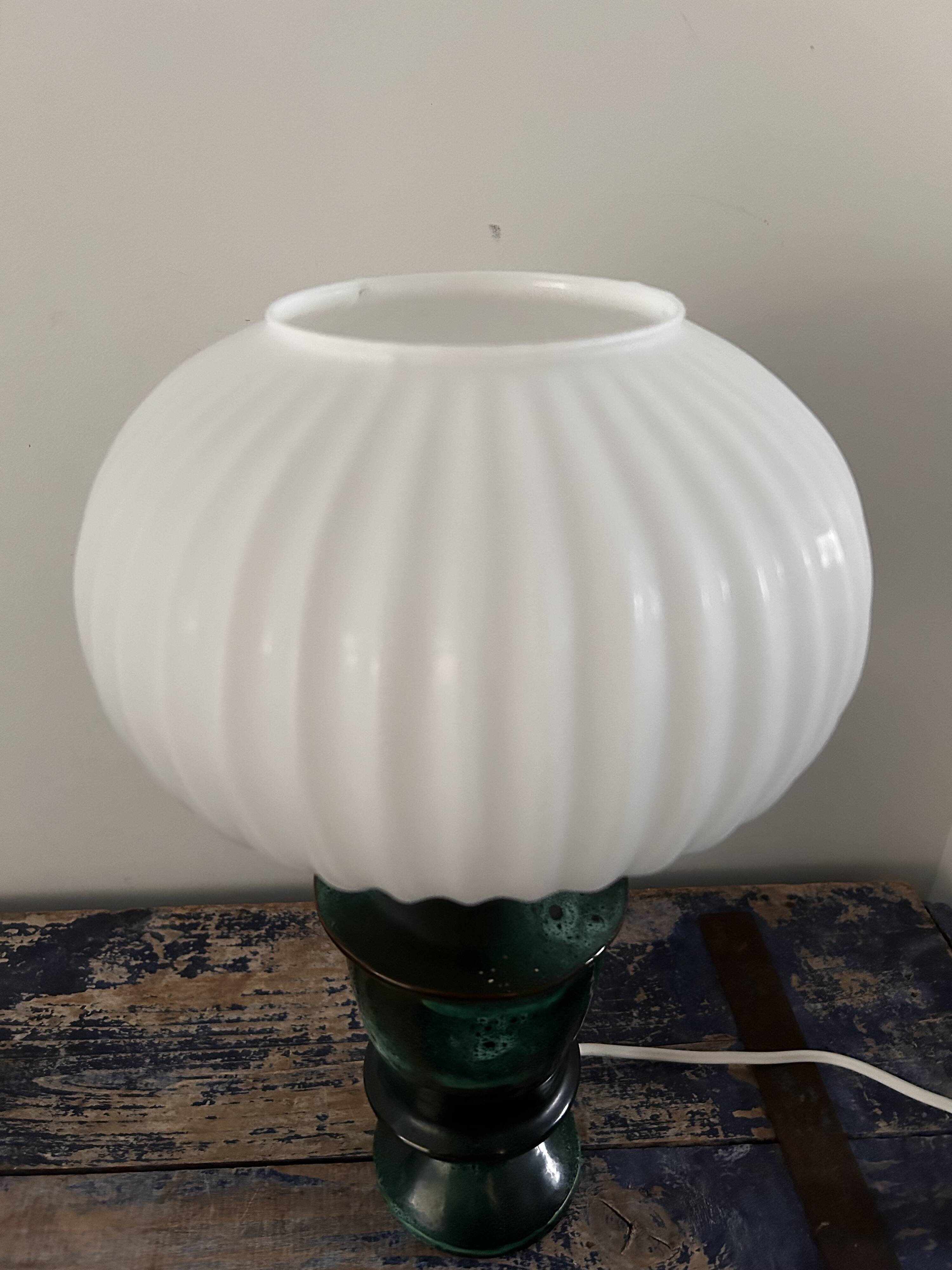Geometric table lamp with pleated opaline shade
