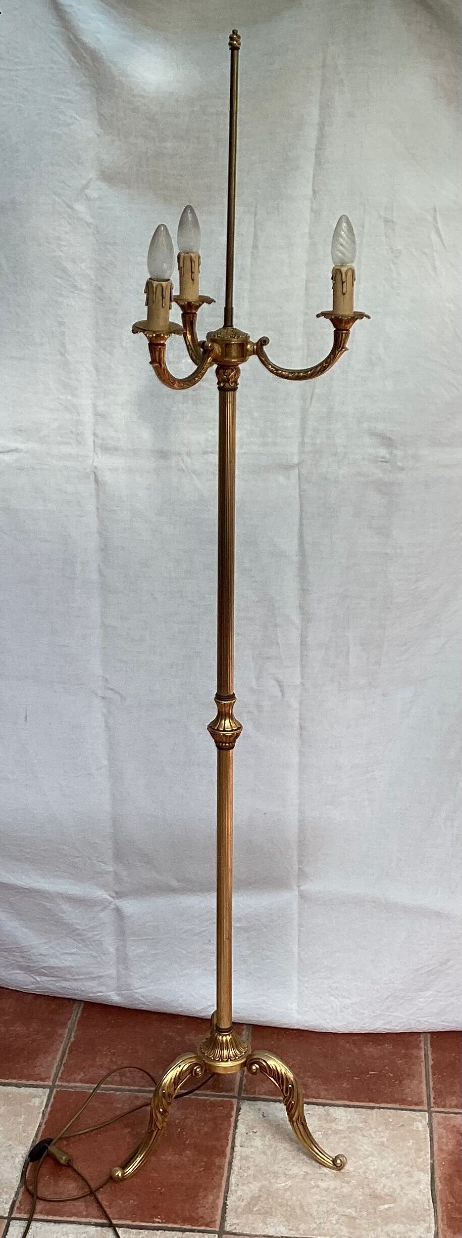 Tripod floor lamp in brass circa 1960s-1970s Dimension: height -168cm- width -38cm-