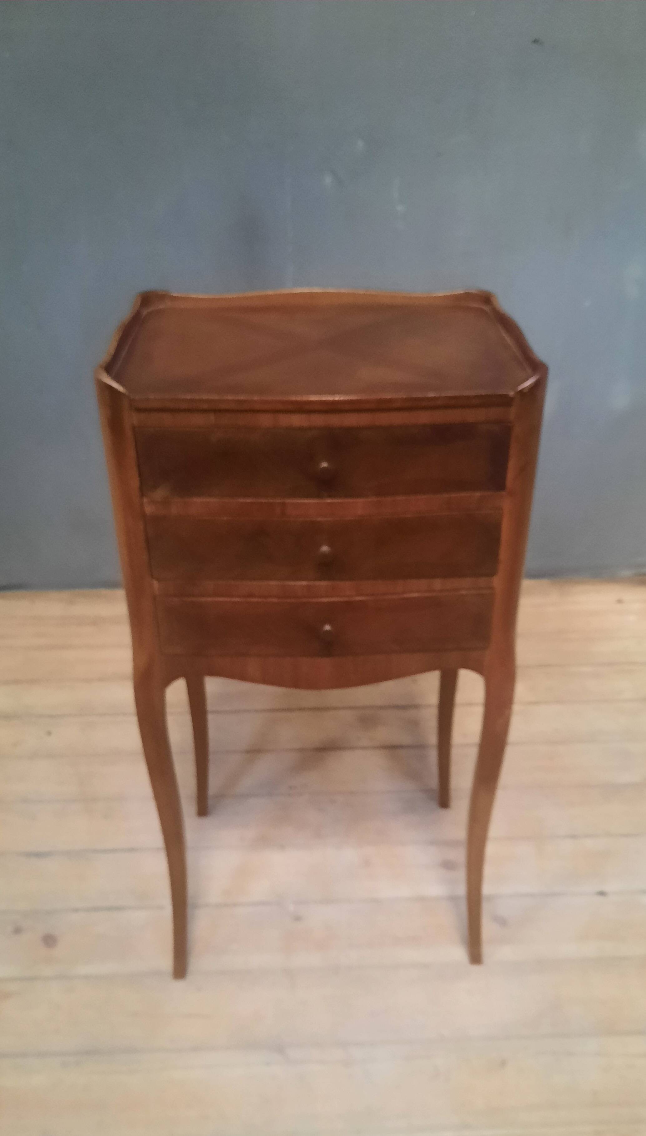 Louis XV style chest of drawers in veneered wood