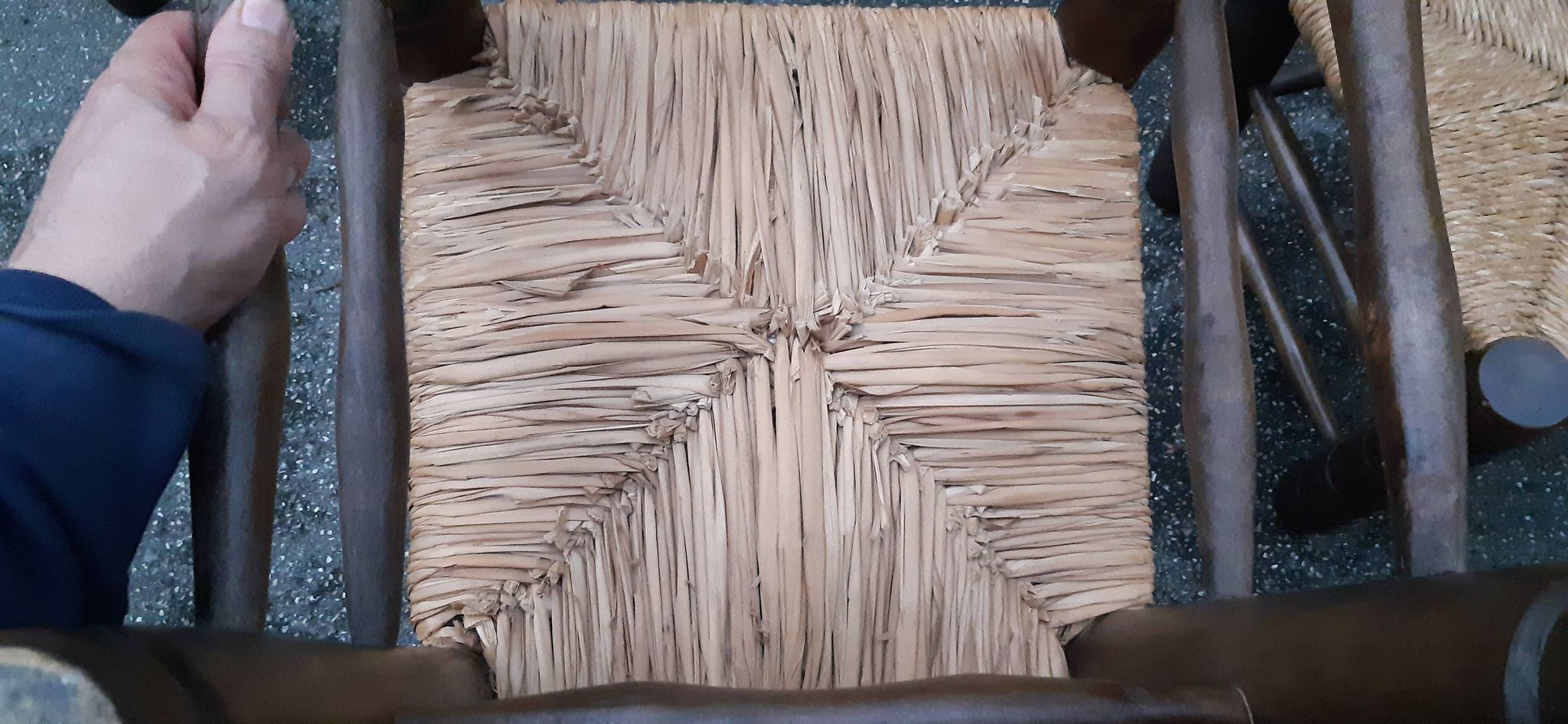 4 chaises brutalistes en bois tourné et paille