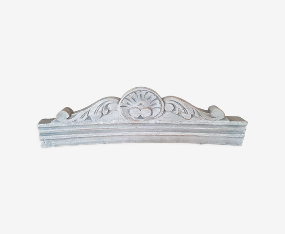 Pediment woodwork gray patina