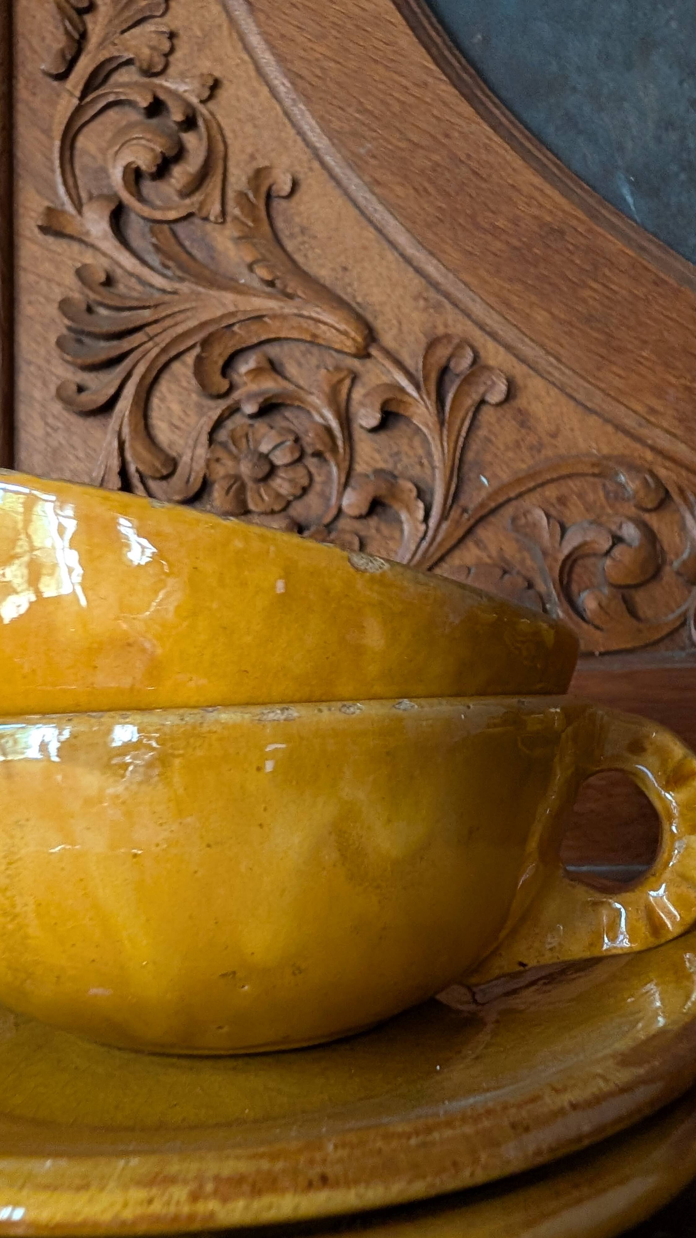 Ensemble de vaisselle vintage en grès émaillé jaune moutarde — 17 pièces