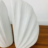 Paire de vases corail en céramique blanche, serre-livres