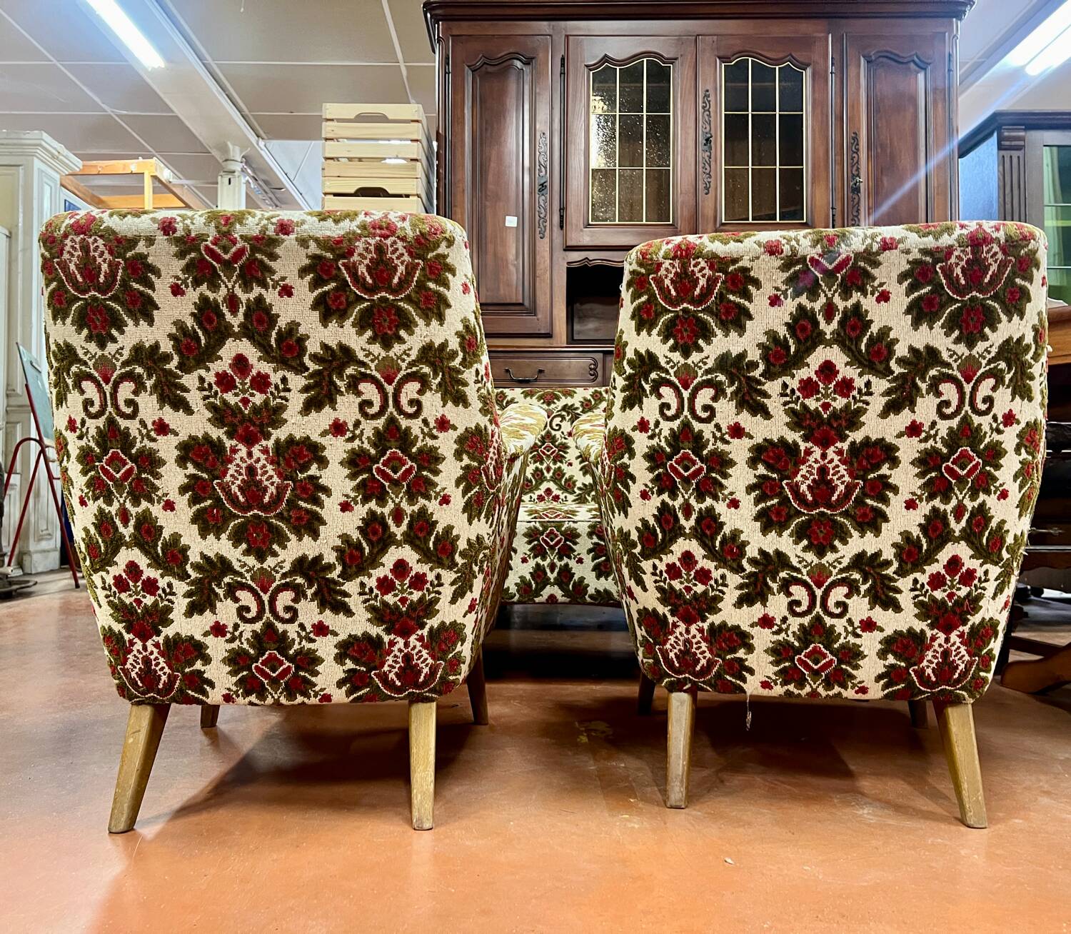 Fauteuils et canapé vintage pieds compas 1950 ancien motif floral