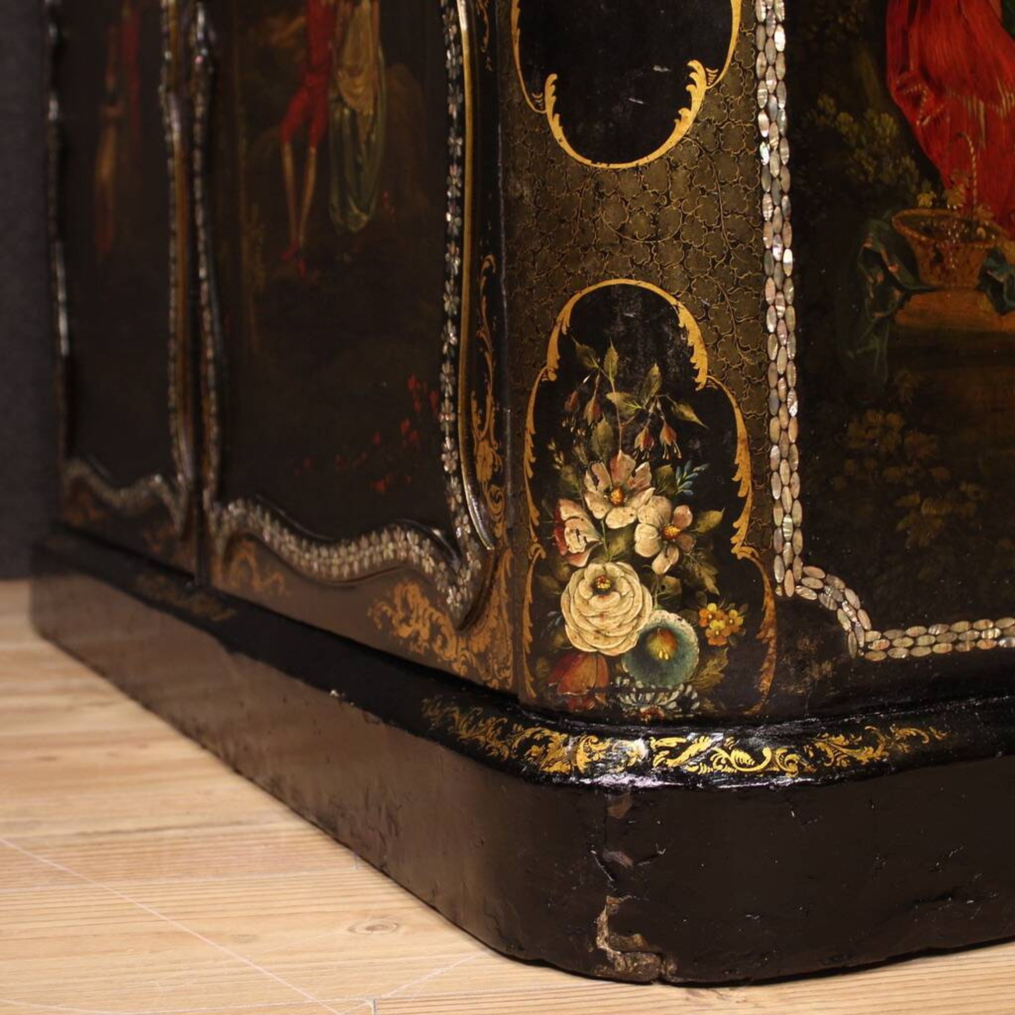 Buffet anglais laqué et peint du XIXe siècle