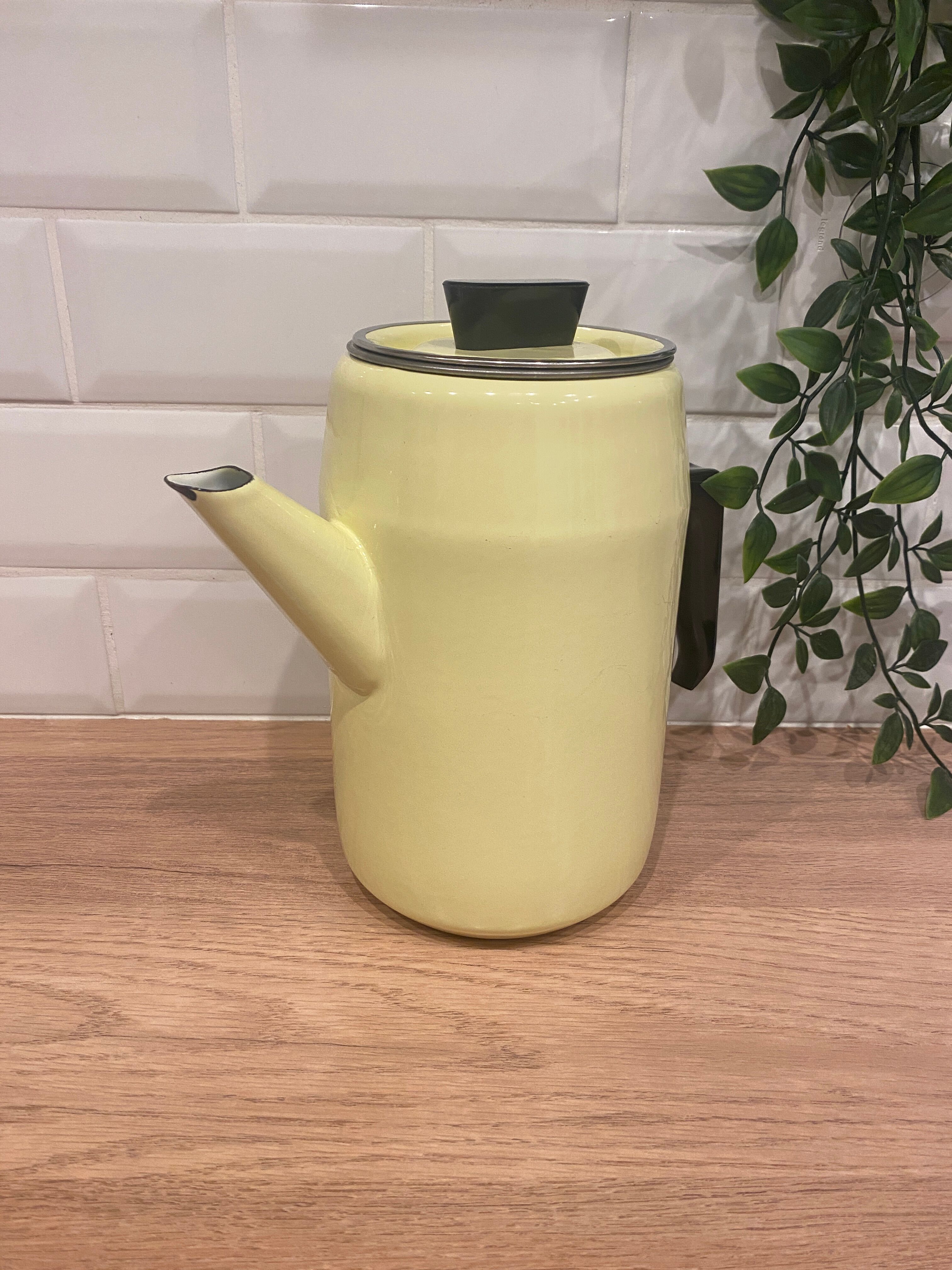 Cafetière en tôle émaillée jaune