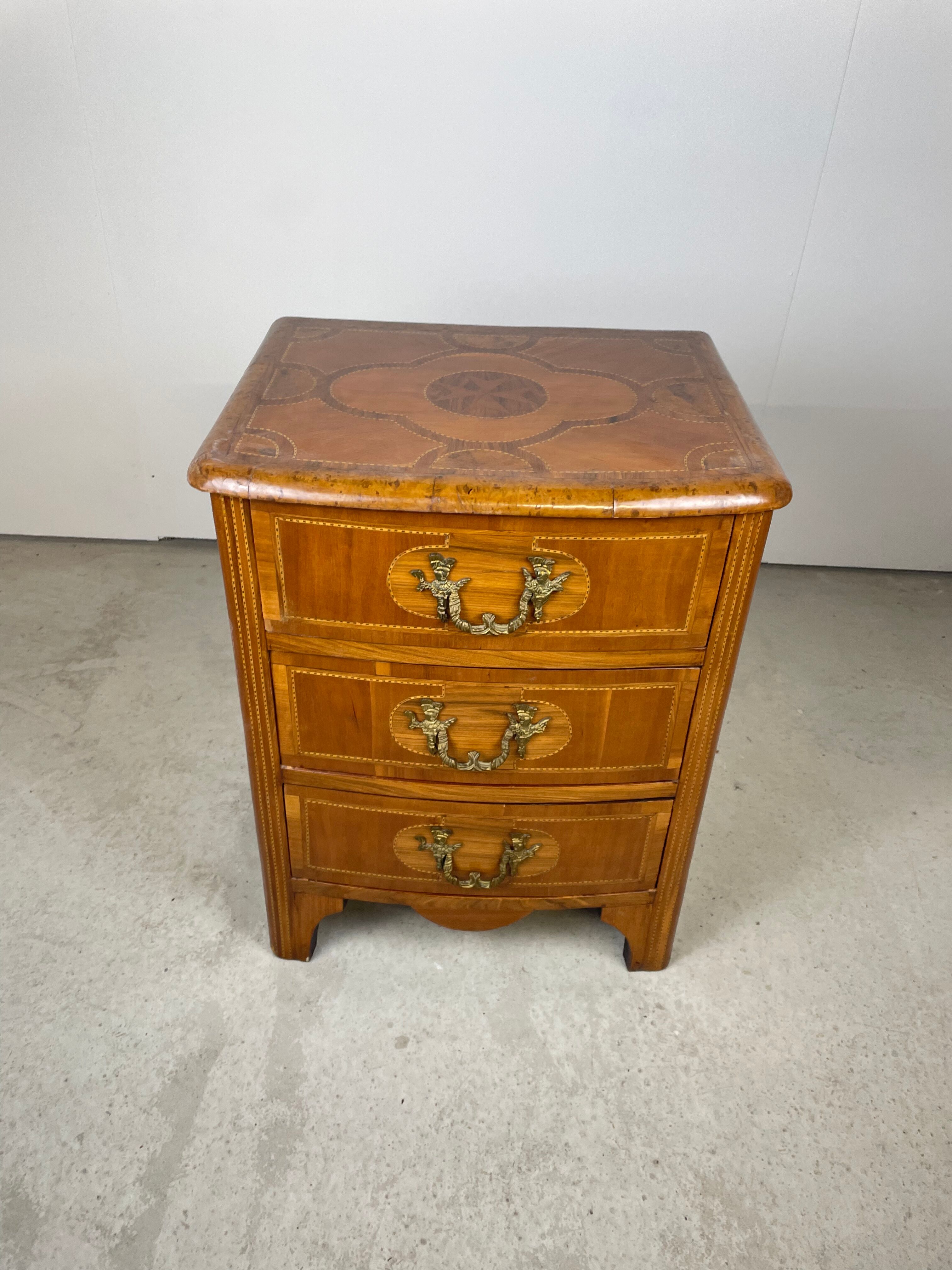 Inlaid drawer cabinet
