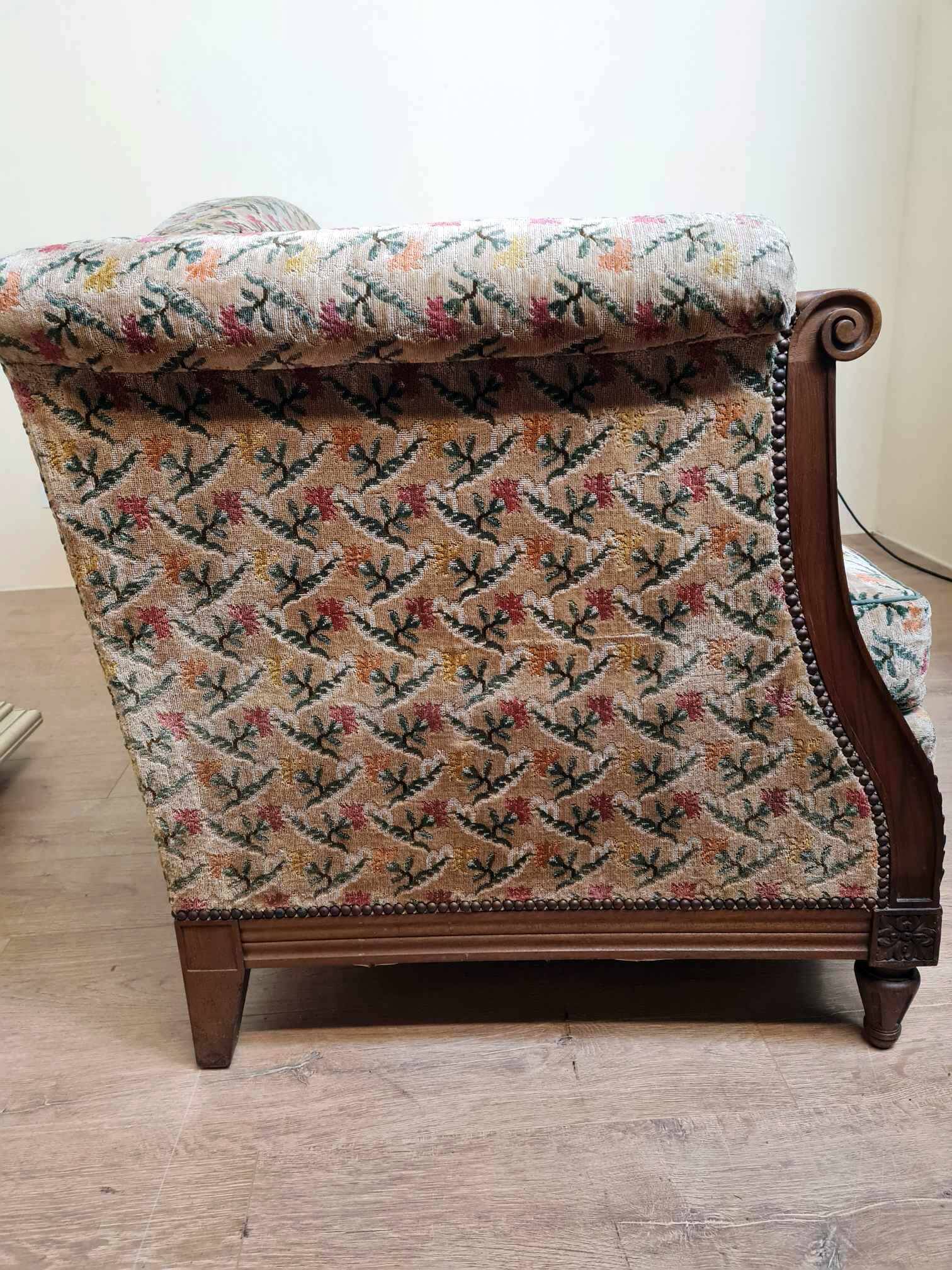 banquette de style Louis XVI vers 1900 tapisserie façon velours de gênes a décors floral