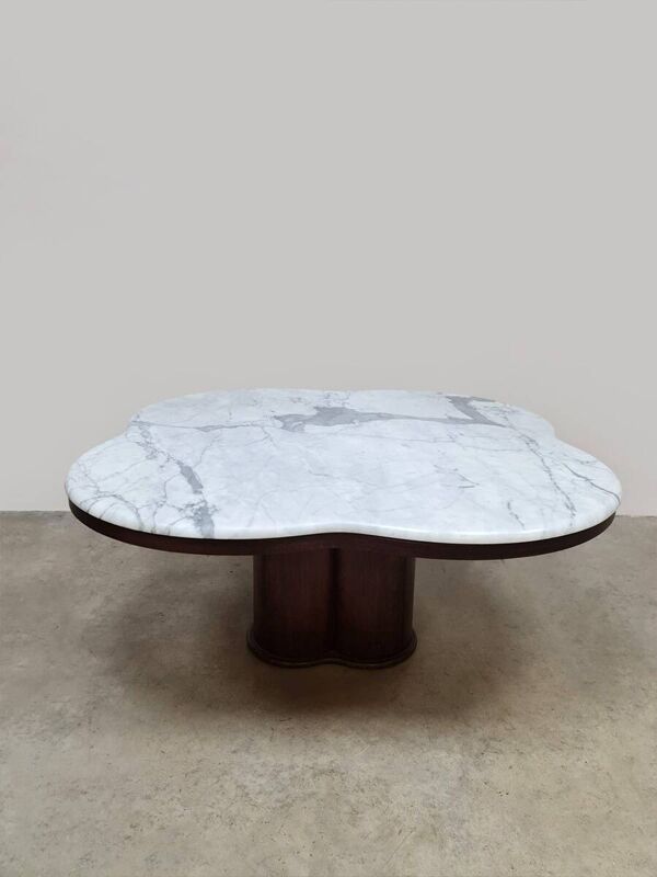 Table basse en travertin du milieu du siècle, style Jean Royère