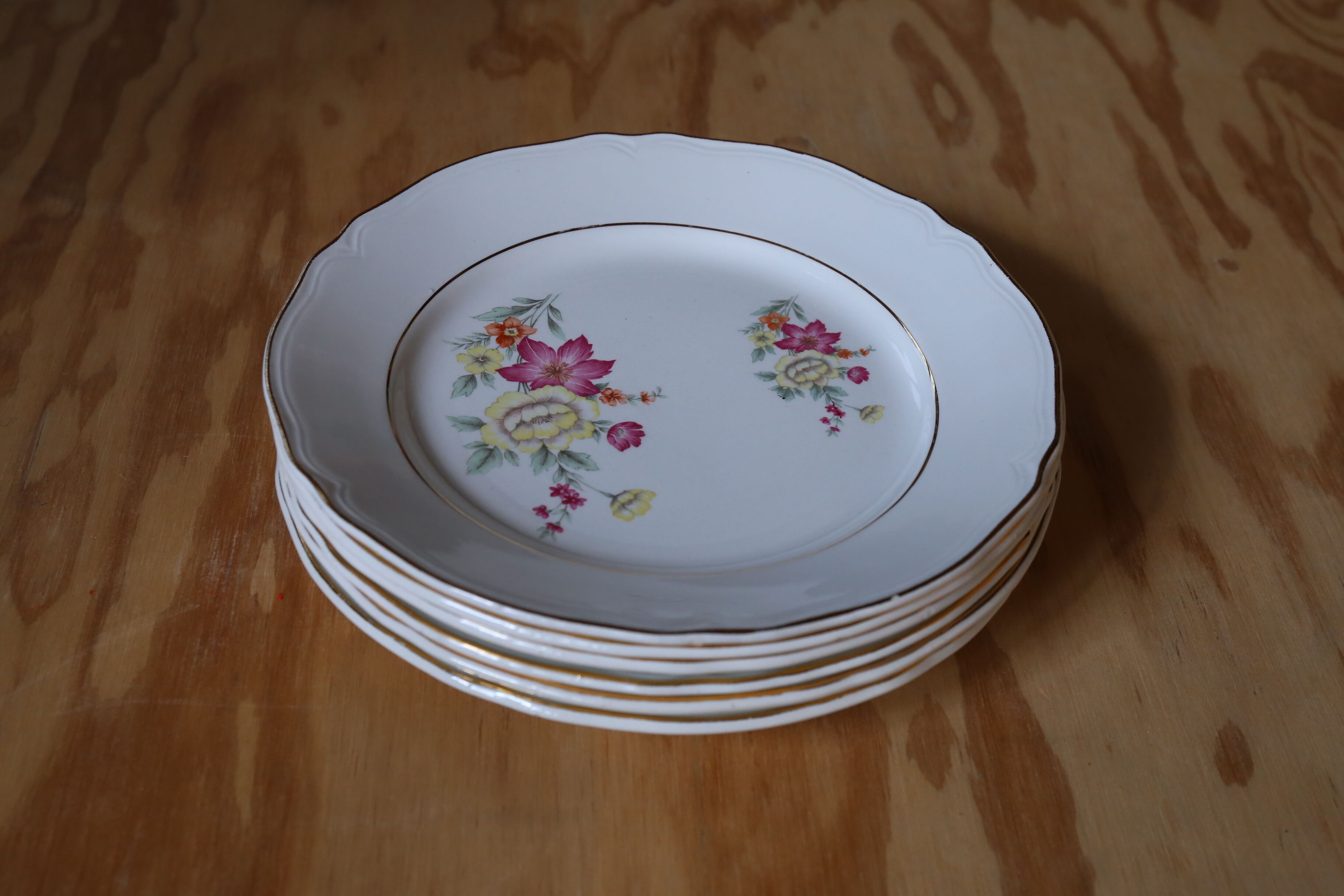 6 Vintage plates