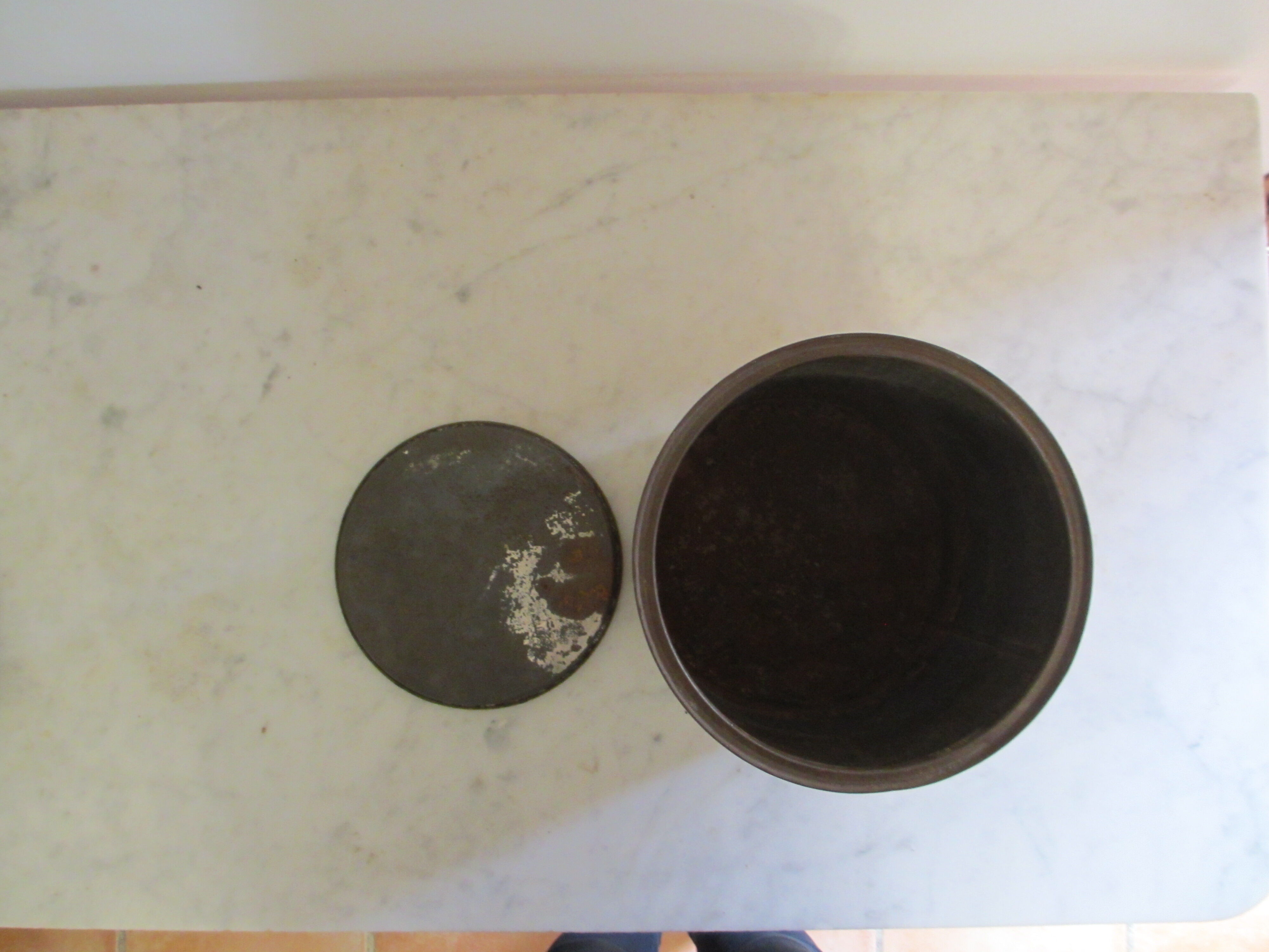 Round box in painted sheet metal KUB